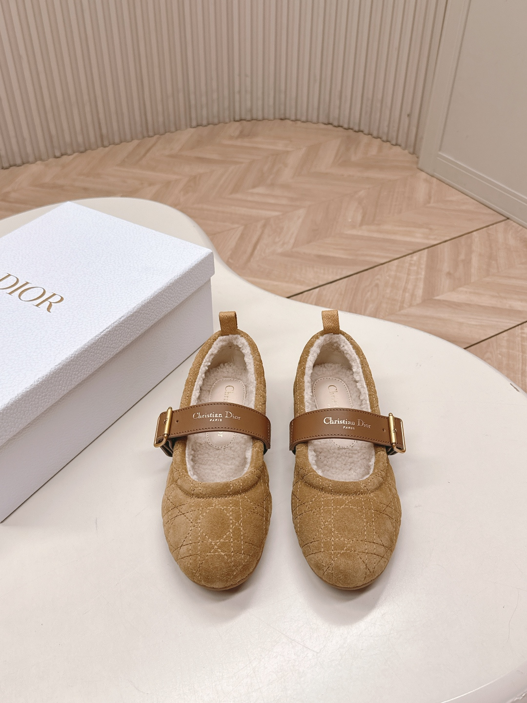 NO:612154,Out of Dior Dior 25ss new autumn and winter wool Mary Jane ballet shoes. The classic Dior cannage pattern element Dior Frost ballet shoes are from the DiorAlps limited series, elegant and comfortable. The suede cow leather upper is decorated with a cannage pattern, and the white shearling effect lining can create a comfortable wearing experience. The adjustable cowhide laces are decorated with gold-finished Christian Dior Paris logo buckles, and are paired with notched rubber soles for more exquisiteness. Can be combined with other DiorAlps  Product matching. * Main body suede cow leather, cotton * Lining sheepskin fur integrated effect, sheep wool * Adjustable laces with Christian Dior Paris buckle * Rear side pull ring * Notched rubber sole decorated with Christian Dior's lucky star symbol Original packaging plus airplane box plus 10 * size 35-41 (40/41 custom-made), fur shoes, dior, dior, loro piana, mary jane, cowhide, sheepskin19860909出 迪奥 Dior 25ss 秋冬新品 羊毛玛丽珍 芭蕾舞鞋 经典的迪奥藤格纹元素 Dior Frost 芭蕾鞋来自 DiorAlps 限定系列,优雅舒适.绒面牛皮革鞋面饰以藤格纹图案,白色羊毛皮效果里料可打造舒适的穿着体验.可调节牛皮革系带点缀以金色饰面 Christian Dior Paris 标志搭扣,搭配凹口橡胶鞋底更显精致.可与其他 DiorAlps 单品搭配. * 主体绒面牛皮革,棉 * 里料羊皮革皮毛一体效果,绵羊毛 * 可调节系带搭配 Christian Dior Paris 搭扣 * 后侧提拉环 * 凹口胶质鞋底饰以 Christian Dior 的幸运星符号 原版包装加飞机盒加10 * size35-41（40/41定做）,毛毛鞋,dior,dior,loro piana,mary jane,cowhide,sheepskin,Women's Shoes