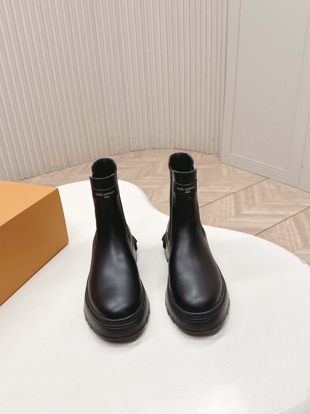 NO:615801,Elastic style LV donkey brand 25ss new autumn and winter Martin boots short boots. The last shape is versatile and slim feet yyds. The shape is three-dimensional and full, full of handsomeness. The upper foot is comfortable, very cute, retro style, full of aura, the original presbyopic design style is very classic. The new outsole has perfect details, cool and trendy. The upper is imported calfskin, cow lining and foot pads!  Size: 35-39 (40, boots, louis vuitton, louis vuitton, boots, cowhide19860909橡筋款 LV驴牌 25ss 新款秋冬马丁靴短靴 楦型百搭瘦脚yyds.造型立体饱满,帅气十足 上脚舒适非常可爱复古风、气场十足,原版老花设计风格非常经典 新款大底细节完美 酷炫 潮派 鞋面进口小牛皮 牛里、垫脚！ Size: 35-39（40,靴子,louis vuitton,louis vuitton,boots,cowhide,Women's Shoes