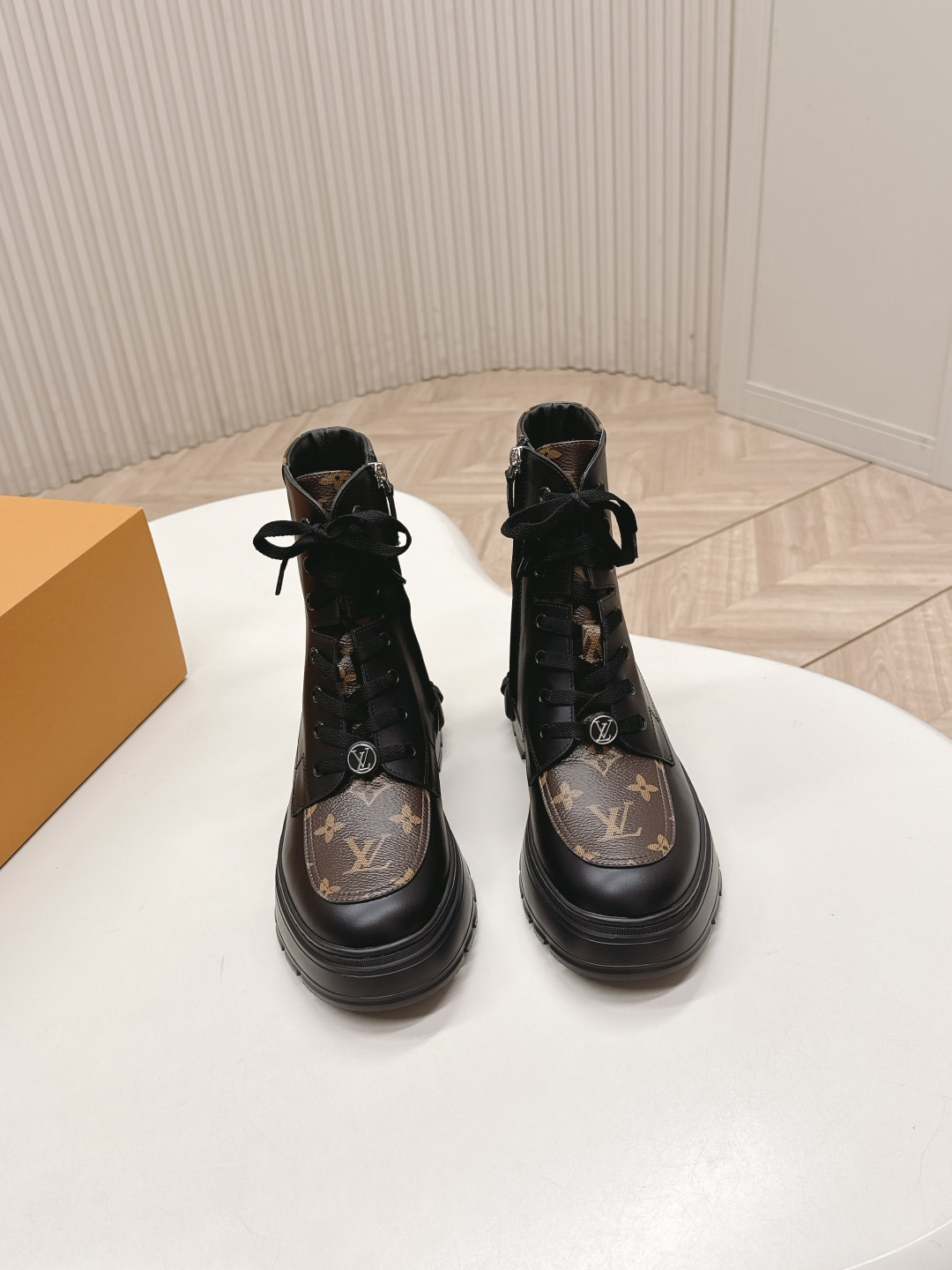 NO:615803,Lace-up style LV donkey brand 25ss new autumn and winter Martin boots short boots. The last shape is versatile and slim feet yyds. The shape is three-dimensional and full, full of handsomeness. The upper foot is comfortable, very cute, retro style, full of aura, the original presbyopic design style is very classic. The new outsole has perfect details, cool and trendy. The upper is imported calfskin, cow lining, and foot pads!  Size: 35-39 (40, boots, louis vuitton, louis vuitton, boots, cowhide19860909系带款 LV驴牌 25ss 新款秋冬马丁靴短靴 楦型百搭瘦脚yyds.造型立体饱满,帅气十足 上脚舒适非常可爱复古风、气场十足,原版老花设计风格非常经典 新款大底细节完美 酷炫 潮派 鞋面进口小牛皮 牛里、垫脚！ Size: 35-39（40,靴子,louis vuitton,louis vuitton,boots,cowhide,Women's Shoes