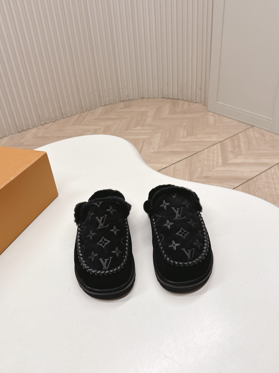 NO:615555,Out of LV donkey brand new fur and half-flop classic embossed presbyopia cow suede with wool, warm and fashionable Exclusively customized, long-term development, perfect comfort upper cow suede lining: wool outsole original outsole Shoe size: 35-40, half-fleece fur shoes, louis vuitton, louis vuitton19860909出 LV 驴牌 新款毛拖半拖 经典压花老花 牛反绒面搭配羊毛,保暖时尚 独家定制,楦型开发N久,舒适度完美 鞋面牛反绒 内里: 羊毛 大底原版大底 鞋码: 35-40,半拖毛毛鞋,louis vuitton,louis vuitton,Women's Shoes