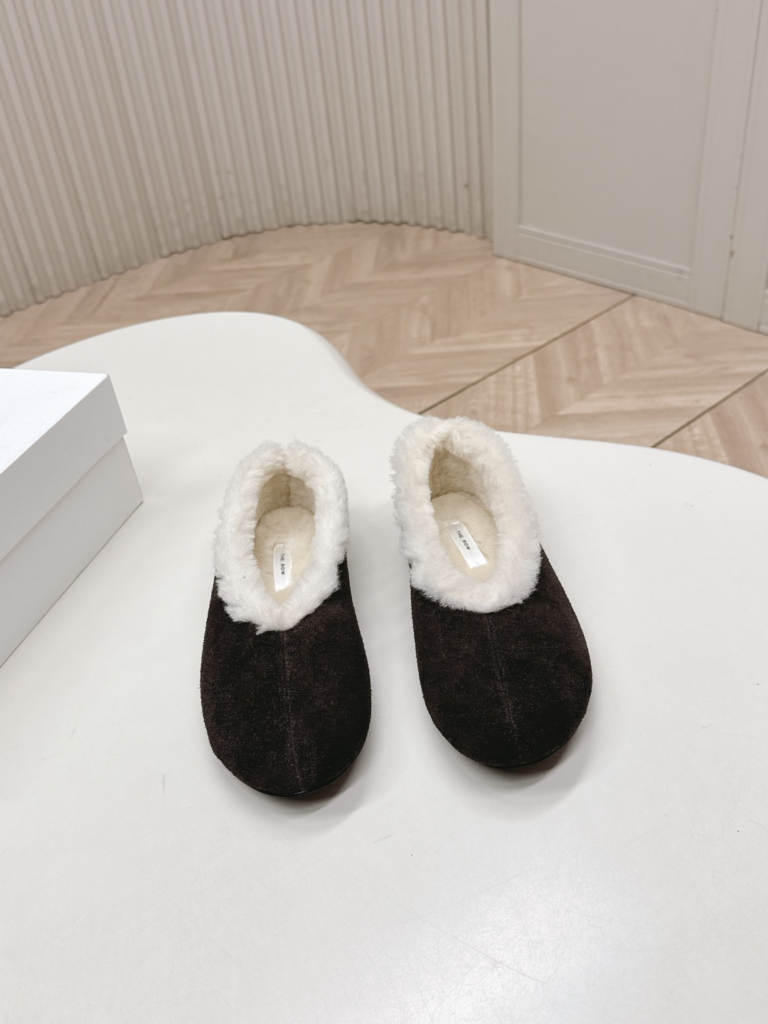 NO:615798,THE ROW new autumn and winter catwalk wool casual shoes, furry shoes, plush and cute, cute and cute, close-up of the details of the casual shoes show craftsmanship, the trend of the new season, the concept of multi-collision, conveying modern style~ Looks good no matter how you wear it, the favorite of fashionistas, cow suede leather surface, wool lining, outsole, original molded rubber sole, size 35-40, furry shoes19860909THE ROW 秋冬新款走秀羊毛休闲鞋毛毛鞋 毛绒绒的太可爱了 丑萌丑萌的 休闲鞋秀场工艺来的细节特写 新季的潮流此刻挚爱的概念,多元对撞,传达现代风格~ 怎么穿都好看时髦精最爱 面料牛反绒皮面 内里羊毛 大底原版开模橡胶鞋底 码数35-40,毛毛鞋,Women's Shoes