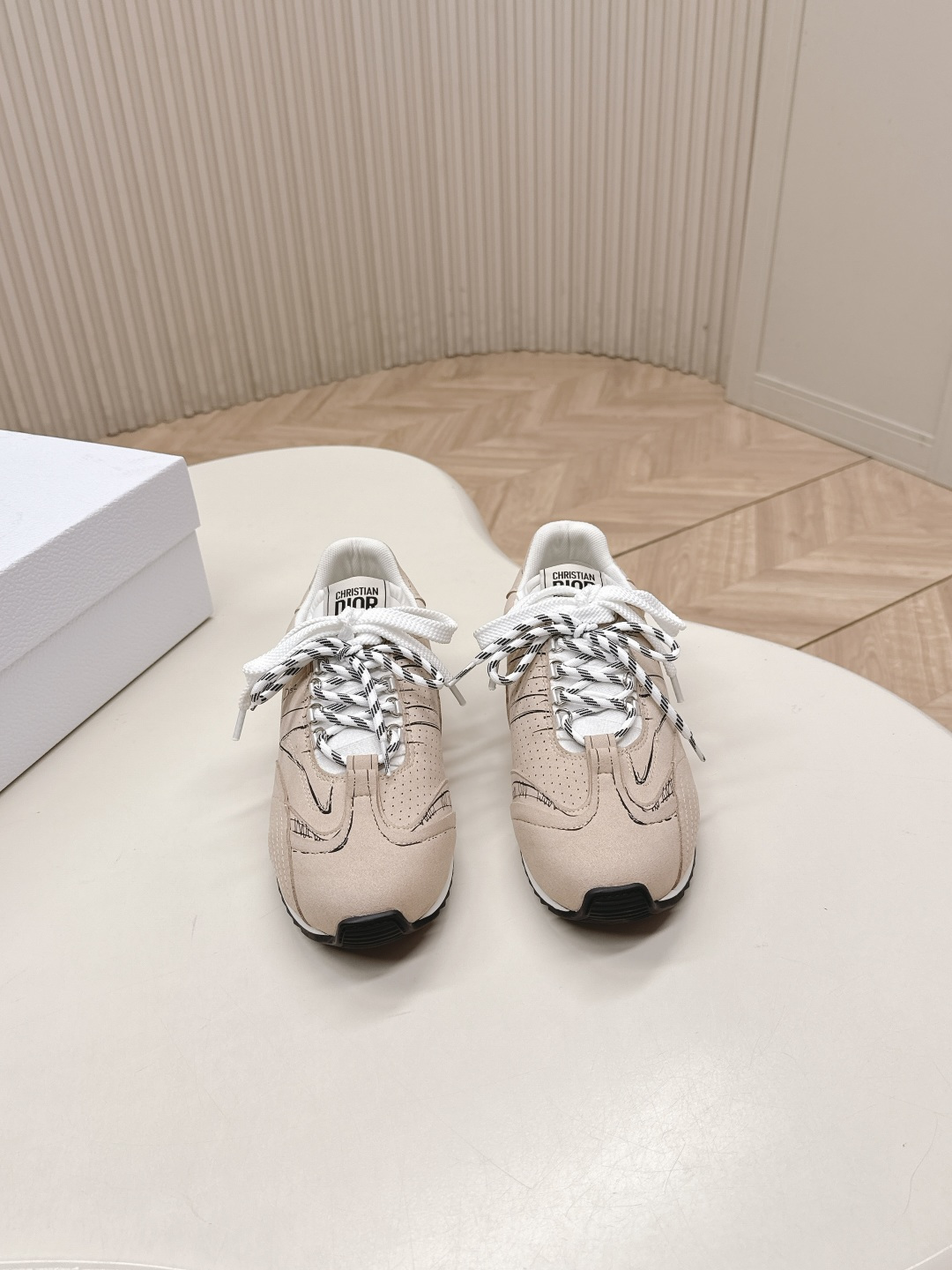 NO:615805,Dior sketch Dior 2026 spring and summer catwalk model graffiti sketch moral training shoes Forrest shoes. Original development. The most photographed item in the 26ss spring and summer show. This pair of shoes has changed the single design style of Forrest Gump shoes in the previous impression. It retains the original shape. The details are very in line with the current fashion trends, but it also incorporates the host's new understanding and retro feelings for Forrest Gump shoes. The overall feeling is completely new. The material is a bit matte leather, full of retro style, and looks very high-end.  The feeling after putting it on the foot is that it has a very convex shape. The foot is really beautiful and versatile. It can be worn with any style of clothes, pants and skirts. Whoever wears it looks good. Original combination outsole Size 35-40, casual shoes/sports shoes, dior, dior, sneakers, skirts19860909Dior sketch 迪奥2026春夏走秀款涂鸦素描德训鞋 阿甘鞋 原版开发 26ss春夏秀场镜率最高的单品 这双鞋改变了之前印象中的阿甘鞋单一的设计风格 保留着原本的造型 细节点缀上非常符合当下流行趋势但也融入了主理人对于阿甘鞋全新的理解和复古情怀.整体感觉焕然一新材质是有一点哑光的皮质,复古风十足 看起来很高级 上脚后的感觉就是很凸造型 上脚真心好看又百搭 啥风格衣服裤子裙子都能驾驭 谁穿谁好看 原版组合大底Size35-40,休闲鞋/运动鞋,dior,dior,sneakers,skirts,Women's Shoes