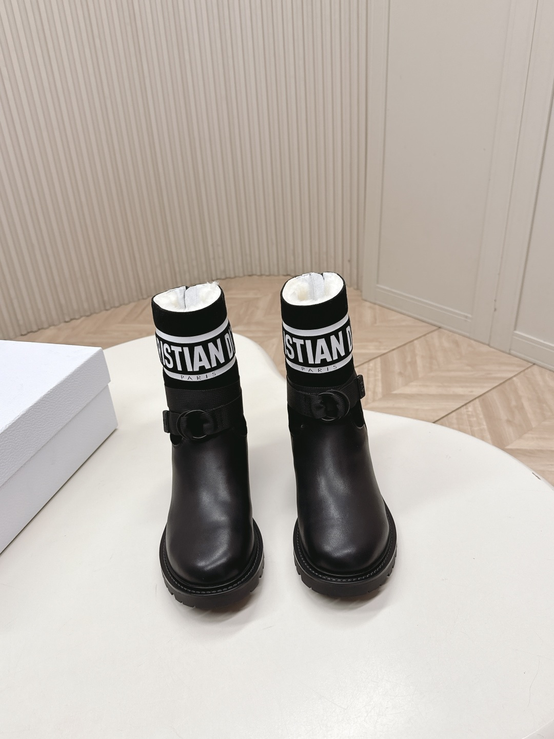 NO:615968,High version of the wool style DIOR Dior slip-on fashionable wool short boots Martin boots work boots fashionable and warm in winter full cowhide leather thickened lamb wool boot shape super long legs, whether worn with floor-length jeans for a casual and relaxed look, or a mini skirt for a hot girl style, it is the 'master key' to autumn and winter wear. Sisters who are entangled in autumn and winter boots, close your eyes and rush!  Upper cowhide, lining lambswool, non-slip rubber backing!  size35-40 (40.41. Customized!), boots, dior, dior, boots, skirts, jeans, cowhide19860909高版 羊毛款 DIOR 迪奥 一脚蹬时尚羊毛短靴马丁靴 工装靴 冬季时尚保暖 全牛皮面 加厚羊羔毛 靴型超显腿长,不管是配拖地牛仔裤走随性松弛感,还是搭迷你裙玩辣妹风,都能完美适配,秋冬穿搭“万能钥匙”就是它  纠结秋冬靴子的姐妹,闭眼冲！ 鞋面牛皮 内里 羊羔毛 防滑橡胶底片！ size35-40（40.41.订做！）,靴子,dior,dior,boots,skirts,jeans,cowhide,Women's Shoes