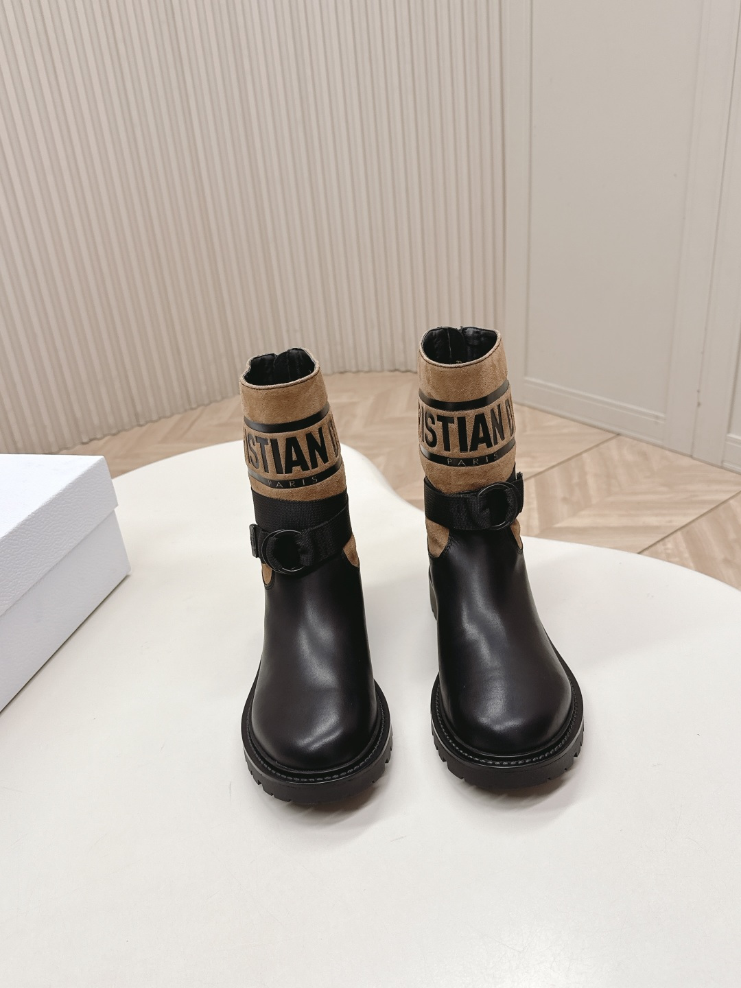 NO:615971,High version leather style DIOR one-slip-on fashionable wool short boots Martin boots work boots fashionable and warm in winter full cowhide leather thickened lamb wool boot shape super long legs, whether worn with floor-length jeans for a casual and relaxed look or a mini skirt for a hot girl style, it is the 'master key' to autumn and winter wear. Sisters who are confused about autumn and winter boots, close your eyes and rush!  Upper cowhide, lining lambswool, non-slip rubber backing!  size35-40 (40.41. Customized!), boots, dior, dior, boots, skirts, jeans, cowhide19860909高版 皮里款 DIOR 迪奥 一脚蹬时尚羊毛短靴马丁靴 工装靴 冬季时尚保暖 全牛皮面 加厚羊羔毛 靴型超显腿长,不管是配拖地牛仔裤走随性松弛感,还是搭迷你裙玩辣妹风,都能完美适配,秋冬穿搭“万能钥匙”就是它  纠结秋冬靴子的姐妹,闭眼冲！ 鞋面牛皮 内里 羊羔毛 防滑橡胶底片！ size35-40（40.41.订做！）,靴子,dior,dior,boots,skirts,jeans,cowhide,Women's Shoes