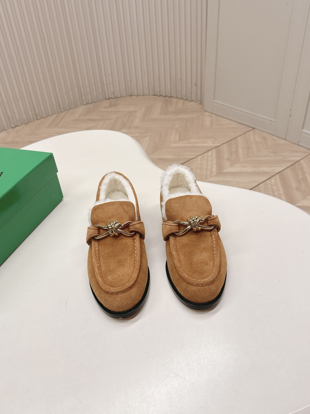 NO:627098,, wool model Bottega Veneta BV’s new old-money style wool loafers are made of high-grade original suede, inspired by retro, a new interpretation of classics, lightweight, comfortable and breathable essential items for all seasons. Whether paired with jeans or a skirt, there is no pressure to switch styles! Speaking of comfort, these shoes are also quite outstanding! The suede material makes the feet feel softer, suitable for long-term wear, and you will not feel tired even when shopping. This detail really impressed me!  Material cow suede Customized wool lining Outsole Genuine leather outsole Size women's 35-40 (40 customization is not returnable), loafers fur shoes, bottega veneta, bottega veneta, loafers, skirts, jeans, chamois leather, Leather soles19860909,羊毛款 Bottega Veneta BV新款 老钱风羊毛乐福鞋 高级原版绒面打造,灵感来自复古,全新演绎经典,轻便、舒适、透气的四季必备单品 无论是搭配牛仔裤还是裙子,风格切换毫 无压力!说到舒适感,这双鞋也是相当出色!麂皮材质让脚感更柔软,适合长时间穿着,即便是逛街也不会觉得累.这个细节真是打动了我！ 材质牛反绒 内里定制羊毛 大底真皮大底 Size女35-40（40定制不退换）,乐福鞋毛毛鞋,bottega veneta,bottega veneta,loafers,skirts,jeans,chamois leather,Leather soles,Women's Shoes