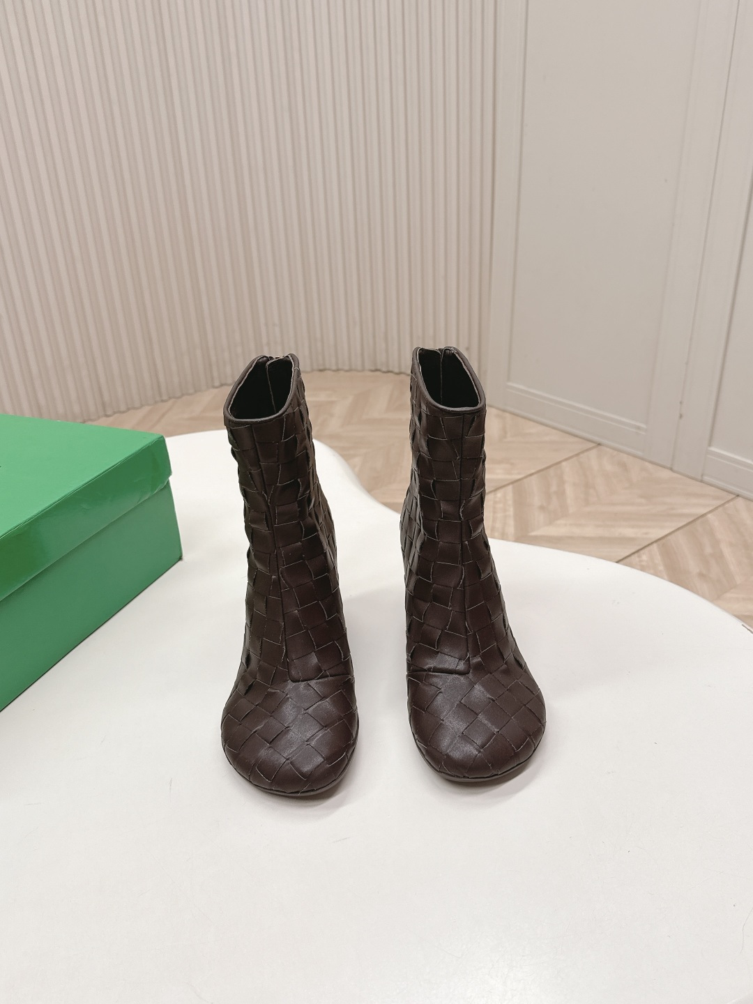 NO:627090,, hand-woven woven series BV Atomic series round heel open edge red ankle boots round toe wide flat streamlined head shape another popular trend today ceiling woven by hand Exquisite round heel upper material is the same as the original Soft and smooth hand-sewn rear zipper opening and closing design sexy and comfortable oil edge craftsmanship at the rear zipper foot pad lining is made of sheepskin lining for comfort and high-end outsole is made from the original mold consistent TPU outsole full version process material  Size 35-40 (40 customization is not returnable), boots, bottega veneta, tom ford, boots, sheepskin19860909,手工编织 编织系列 BV Atomic系列 圆跟开边朱踝靴 圆头 宽扁的流线头型 当今流行的又一趋势 天花板啦 手工编织而成 精致圆形跟  鞋面材质选用同原版 柔软顺滑 手工缝制后拉链开合设计 性感舒适 后拉链位置油边工艺 垫脚内里选用羊皮内里舒适高端 大底选用原版开模 一致的TPU大底 全对版工艺材质 码数 35-40（40定制不退换）,靴子,bottega veneta,tom ford,boots,sheepskin,Women's Shoes