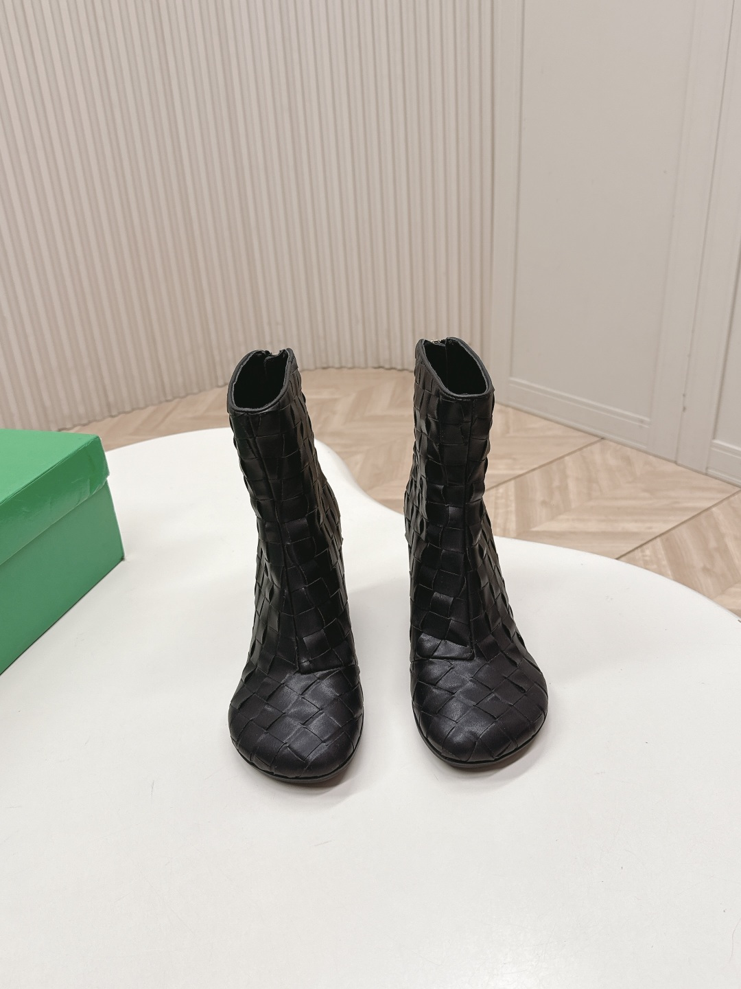 NO:616900,Out Hand-knitted knitted series BV Atomic series Round heel open edge red ankle boots Round toe Wide and flat streamlined head shape Another popular trend today Ceiling Hand-knitted Exquisite round heel The upper material is the same as the original Soft and smooth Hand-sewn rear zipper opening and closing design Sexy and comfortable Oil edge craftsmanship at the rear zipper The inner lining of the foot pads is made of sheepskin, which is comfortable and high-end. The outsole is made of the original mold. Consistent TPU outsole. Fully matched craftsmanship.  35-40 yards,boots,bottega veneta,tom ford,boots,sheepskin19860909出 手工编织 编织系列 BV Atomic系列 圆跟开边朱踝靴 圆头 宽扁的流线头型 当今流行的又一趋势 天花板啦 手工编织而成 精致圆形跟  鞋面材质选用同原版 柔软顺滑 手工缝制后拉链开合设计 性感舒适 后拉链位置油边工艺 垫脚内里选用羊皮内里舒适高端 大底选用原版开模 一致的TPU大底  全对版工艺材质 35-40码,靴子,bottega veneta,tom ford,boots,sheepskin,Women's Shoes