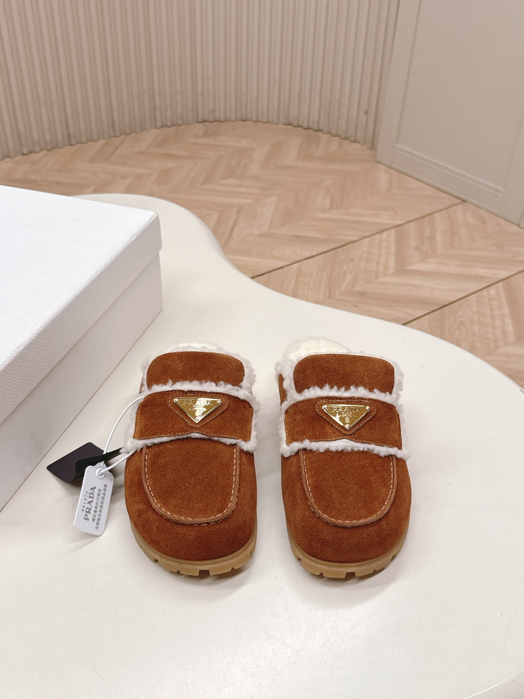 NO:627082,New color range!  Short boots, high tops, low tops, slippers!  !  PRADA Triangular logo wool shoes, thick-soled boots, snow boots, half slippers!  High-grade cowhide and real lamb hair, genuine leather welt, two-color TPU outsole, the material details can be compared with the original version, and the ordinary version on the market can be distinguished!  Size35-39 (40.41 custom-made, non-refundable), semi-slippers, prada, prada, boots, slippers19860909新颜色系列！ 短靴款 高帮款 低帮款 拖鞋款！！PRADA 普拉达 三角标羊毛鞋,厚底靴 雪地靴 半拖鞋系！高级牛绒真羊羔毛 真皮沿条 双色TPU大底 材质细节可对比原版,市面普通版本区分！Size35-39（40.41定做不退换）,半拖毛毛鞋,prada,prada,boots,slippers,Women's Shoes