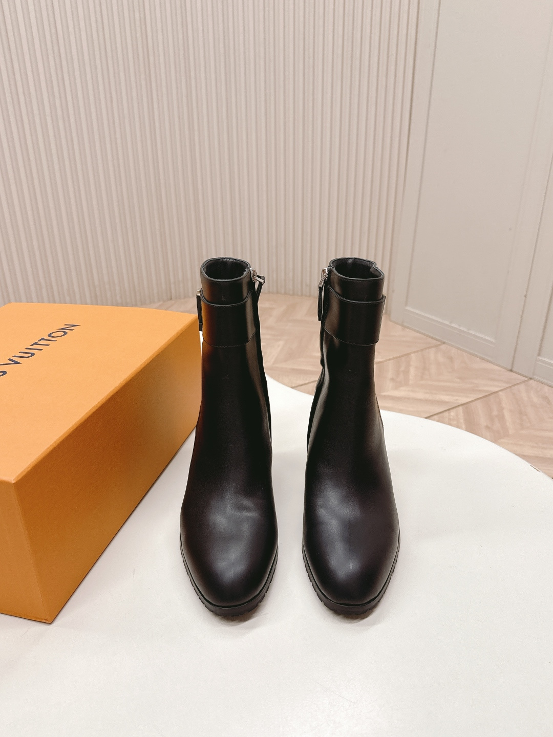 NO:616896,LV donkey brand 25ss new autumn and winter high-heeled Martin boots short boots. The last shape is versatile and slim feet yyds. The shape is three-dimensional and full, full of handsomeness. The upper foot is comfortable and very retro style, full of aura. The original presbyopic design style is very classic. The original outsole has perfect details. The upper is cowhide, and the lining and foot pads are perfect!  Size: 35-39 (40, boots, louis vuitton, louis vuitton, boots, cowhide19860909出 LV驴牌 25ss 新款秋冬高跟马丁靴短靴 楦型百搭瘦脚yyds.造型立体饱满,帅气十足 上脚舒适非常复古风、气场十足,原版老花设计风格非常经典 原版大底细节完美  鞋面牛皮 牛里、垫脚！ Size: 35-39（40,靴子,louis vuitton,louis vuitton,boots,cowhide,Women's Shoes