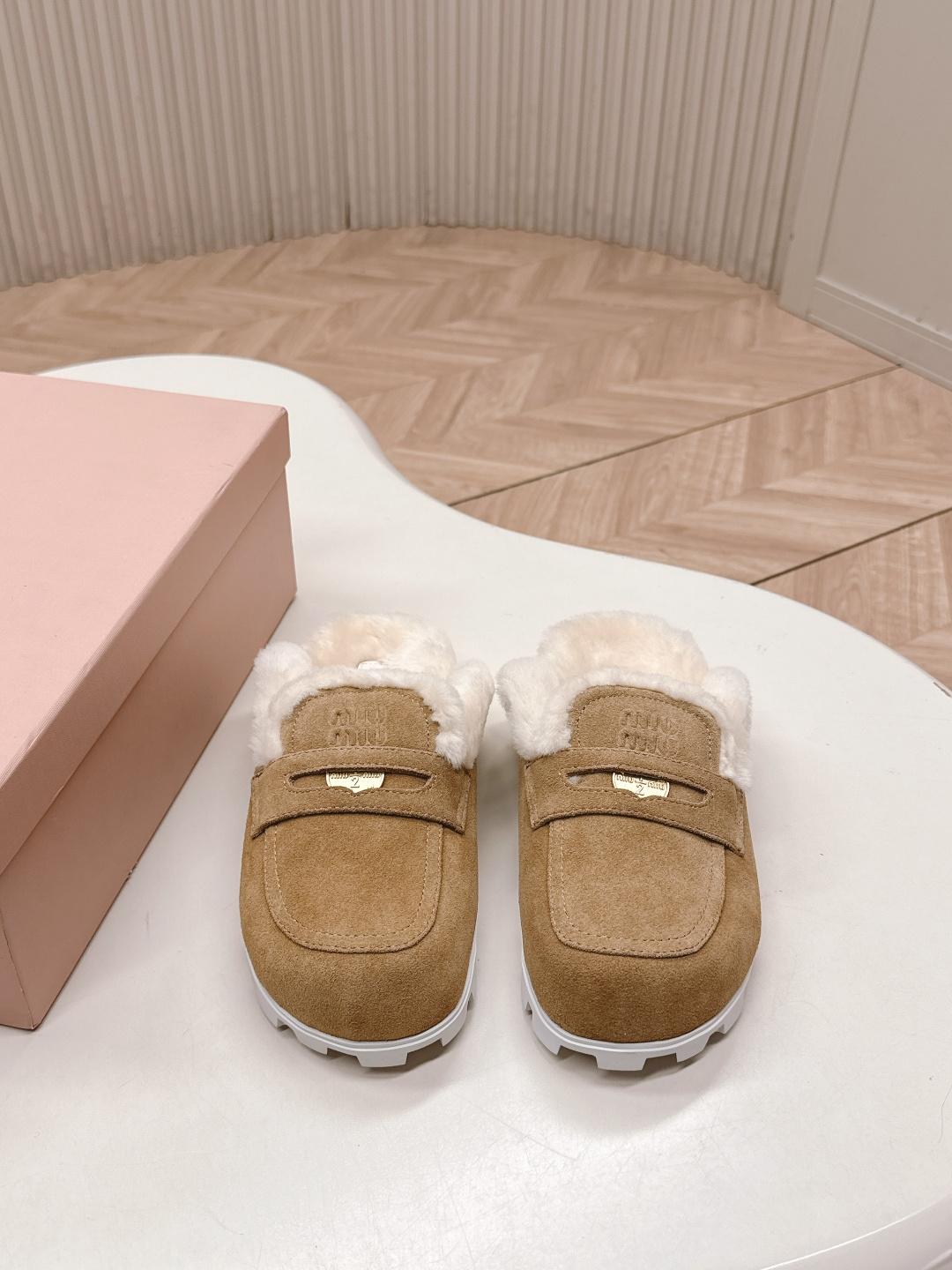 NO:626660,Out of the miumiu furry slippers series, half-mug wool slippers, classic coin style, comfortable, cute, cute, fashionable, elegant, versatile, the wool is comfortable and soft, awakening the warmth of autumn and winter. Let you walk comfortably from morning to night. With socks, you can easily control the changes in the four seasons. Wool, sheep pattern lining, original outsole!  Size 35-40, semi-furry shoes, miumiu, slippers, socks19860909出 miumiu毛毛拖鞋系列 半拖羊毛拖鞋 经典钱币风 舒适 萌萌哒 可爱 时尚 高雅 百搭 ,羊毛舒适柔软,唤醒秋冬暖意.让您从早到晚舒适踱步.搭配袜子可以轻松驾驭四季变幻.羊毛,绵羊纹内里垫脚,原版大底！35-40码,半拖毛毛鞋,miumiu,slippers,socks,Women's Shoes