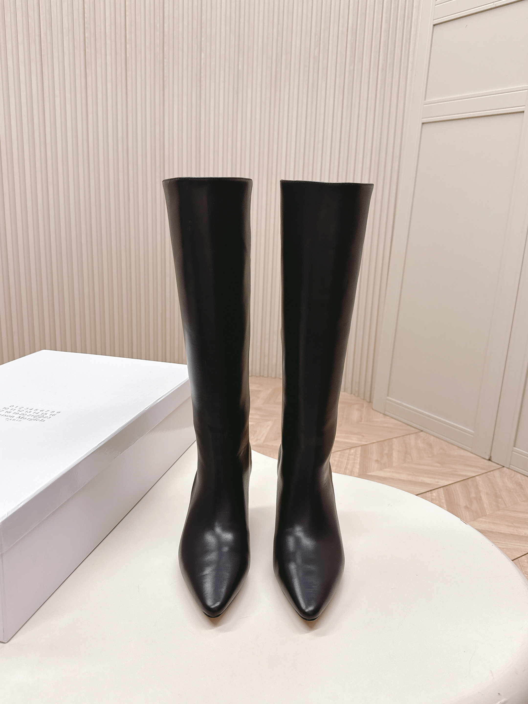 NO:630885,Out high boots MM6 25ss new autumn and winter sexy high heel short boots high boots knight boots Martin boots last type versatile slim foot yyds. Three-dimensional and full shape, high heel queen style is very handsome and comfortable on the foot. Very retro style, full of aura, pointed toe style is very classic, perfect details, cool and trendy... Upper calfskin/sheep lining, foot pad!  Genuine leather outsole Size: 35-39 (40, boots, masion margiela, boots, cowhide, sheep, Leather soles19860909出 高靴MM6 25ss 新款秋冬性感高跟短靴高筒靴骑士靴马丁靴 楦型百搭瘦脚yyds.造型立体饱满,高跟女王款帅气十足 上脚舒适 非常复古风、气场十足,尖头风格非常经典 细节完美 酷炫 潮派... 鞋面小牛皮/羊猄 牛里、垫脚！真皮大底 Size: 35-39（40,靴子,masion margiela,boots,cowhide,sheep,Leather soles,Women's Shoes