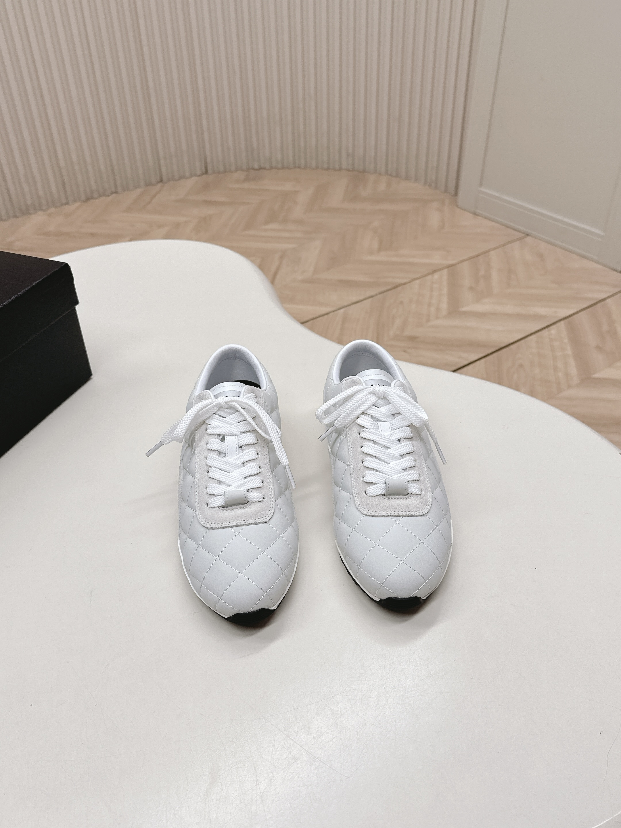NO:630888,Out of Chanel Chanel 26C new diamond training shoes sneakers, ultra-light and comfortable casual shoes, black and white cowhide, versatile white shoes, style matching can not go wrong, cow suede down cloth with contrasting colors, fresh and energetic, side embossed logo is very delicate on the foot, upper original custom material, original outsole, cow suede down cloth upper/black and white full cowhide, sheepskin lining, open-molded TPU outsole Size:  35-40,casual shoes/sports shoes,chanel,chanel,sneakers,down jacket,cowhide,sheepskin19860909出 Chanel 香奈儿26C新款菱格德训鞋运动鞋 超轻便舒适的一款休闲鞋 黑色白色牛皮款 百搭小白鞋 款式搭配不会出错 牛反绒羽绒布撞色搭配 清新且活力满满 侧面压印logo 上脚很秀气 鞋面原版定制材料 原版大底 鞋面牛反绒羽绒布/黑色白色全牛皮 内里羊皮 鞋底开模TPU大底 Size: 35-40,休闲鞋/运动鞋,chanel,chanel,sneakers,down jacket,cowhide,sheepskin,Women's Shoes