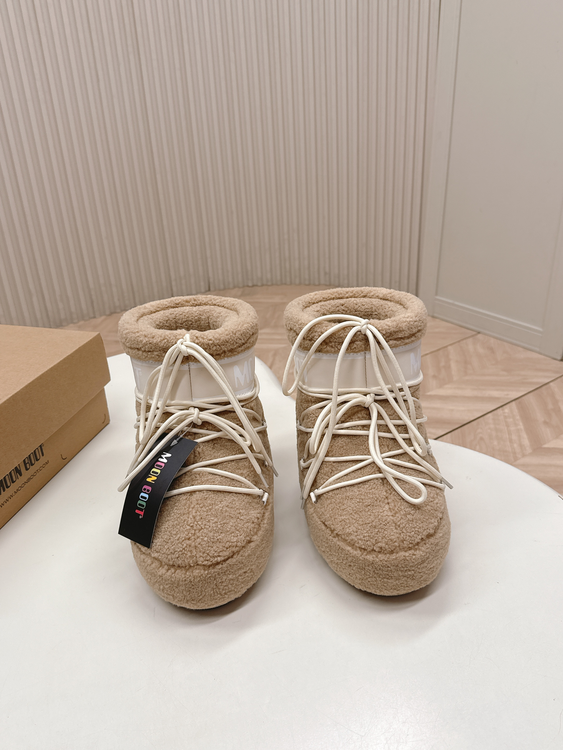 NO:630674,#TOPVERSION Moon Boot 25 The latest snow boots series for autumn and winter... Ugly snow short boots Forget UGG, fashionable people are wearing Moon Boot snow boots. If you find it difficult to accept the revival of UGG, now there is a more alternative snow boot that is back. It is 4 cm taller. That is the Moon Boot. It was already very popular in the millennium. Celebrities such as Paris Hilton and Victoria Beckham often wore it. Now the Y2K trend is popular again.  The same QQ show outfit worn by young children. The ugly snow boots that have been shown by thousands of people have become popular again. They are not distinguished between men and women. They look slim but warm and easy to wear. Fabric: Cow down, wool 70 cotton 30 plastic Lining: Silk cotton liner Foot: Silk cotton liner Outsole: Thermoplastic rubber Sole thickness: 4cm Size #35-41 (41 customization is not returnable), snow boots, boots19860909#顶级版本 Moon Boot 25 秋冬最新款雪地靴系列……丑萌雪地短靴 忘了UGG吧,时髦人都在穿Moon Boot雪地靴 如果你难以接受UGG的复兴 那现在有一款更另类的雪地靴又杀回来了 内增高4 cm那就是Moon Boot月亮靴 在千禧年就已经非常火了 当年paris hilton、victoria beckham 等名人经常穿它,如今Y2K风潮再次流行 痞幼同款QQ秀穿搭 万人大秀的丑萌雪地靴重新翻红 不分男女不分左右 看着巨无霸巨显瘦还暖和好穿 面料: 牛绒,毛70棉纶30塑料 内里: 丝绵内胆 垫脚: 丝绵内胆 大底: 热塑性橡胶 底厚:4cm Size#35-41（41定制不退换）,雪地靴,boots,Women's Shoes