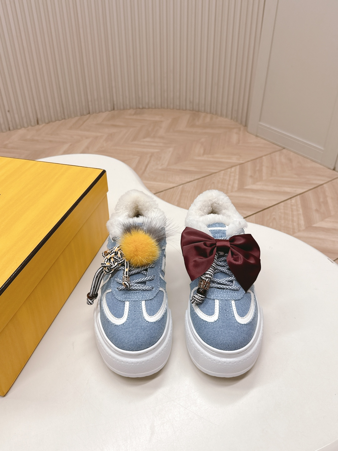 NO:630889,Fendi comes out of wool | The latest Match’s asymmetrical magic thick sole Charm  Match lace-up sneakers are made of leather. They are made of denim-effect printed suede material. The right shoe is decorated with a small braided doll with colorful and colorful mink fur details and a gold metal FF pattern bracelet. The left shoe is decorated with a large brown taffeta bow. This 'half childish, half elegant' contrast design is both 'weird' (the left and right styles are fighting but super harmonious) and 'cute and cute' (the details are full of cuteness and sophistication), giving the platform shoes an artistic feel. Original denim surface  Full cowhide surface, wool lining, IP outsole 5cm 35-40, casual shoes/sports shoes, fendi, fendi, sneakers, bracelet, cowhide19860909羊毛里 出芬迪 FENDI|最新款Match的不对称魔法厚底Charm Match系带运动鞋皮面.牛仔面料效果印花绒面材质.右鞋上饰有带彩色和彩色貂毛细节和金色金属FF图案手链的编绳小玩偶.左鞋上饰有棕色塔夫绸大蝴蝶结.这种“一半童趣、一半优雅”的反差设计,既「奇奇怪怪」(左右风格打架却超和谐),又「可可爱爱」(细节里的萌点和精致感拉满),妥妥把厚底鞋玩出艺术感 原版牛仔面 全牛皮面 羊毛内里 ip大底5cm 35-40,休闲鞋/运动鞋,fendi,fendi,sneakers,bracelet,cowhide,Women's Shoes