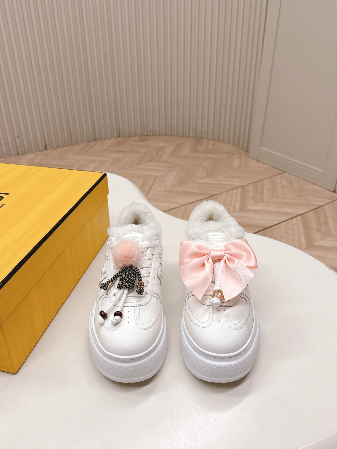 NO:630891,Out of wool Fendi FENDI|Latest Match’s asymmetrical magic thick bottom Charm  Match lace-up sneakers are made of leather. They are made of denim-effect printed suede material. The right shoe is decorated with a small braided doll with colorful and colorful mink fur details and a gold metal FF pattern bracelet. The left shoe is decorated with a large brown taffeta bow. This 'half childish, half elegant' contrast design is both 'weird' (the left and right styles are fighting but super harmonious) and 'cute and cute' (the details are full of cuteness and sophistication), giving the platform shoes an artistic feel. Original denim surface  Full cowhide surface, wool lining, IP outsole 5cm 35-40, casual shoes/sports shoes, fendi, fendi, sneakers, bracelet, cowhide19860909羊毛里 出 芬迪 FENDI|最新款Match的不对称魔法厚底Charm Match系带运动鞋皮面.牛仔面料效果印花绒面材质.右鞋上饰有带彩色和彩色貂毛细节和金色金属FF图案手链的编绳小玩偶.左鞋上饰有棕色塔夫绸大蝴蝶结.这种“一半童趣、一半优雅”的反差设计,既「奇奇怪怪」(左右风格打架却超和谐),又「可可爱爱」(细节里的萌点和精致感拉满),妥妥把厚底鞋玩出艺术感 原版牛仔面 全牛皮面 羊毛内里 ip大底5cm 35-40,休闲鞋/运动鞋,fendi,fendi,sneakers,bracelet,cowhide,Women's Shoes