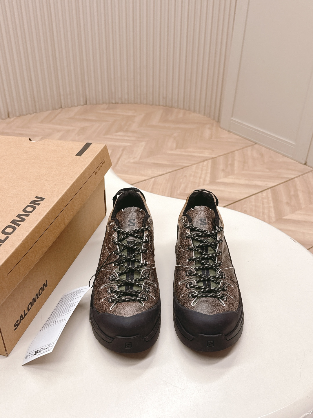 NO:630887,Out Salomon XT6 series cross-country running shoes, sports shoes and tennis shoes. Designed for long-distance cross-country runners who pursue excellent comfort. The upper has a very thick white rubber on the toe. The upper is mainly made of specific cowhide and horse hair craftsmanship, and a layer of creel upper is added on the side. It does not affect the breathability while enhancing the overall strength of the upper. The half-sock-style tongue is wrapped with fabric padding for comfort without constricting the feet. The comfort is full.  And there is an upturned design on the inside of the arch and around the heel to better fit the foot. Fabric: cowhide, floral leather and horse hair foam. Outsole size: 35-40, casual shoes/sports shoes, sneakers, cowhide19860909出 萨洛蒙 SALOMON XT6系列越野跑鞋运动鞋 网球鞋 专为追求卓越舒适性的长距离越野跑者设计 鞋面 鞋头有非常厚实的白色压胶 鞋面主要为特定牛皮拼马毛工艺 并在侧身再加了一层纱架鞋面 在不影响透气性的同时增强了鞋面的整体强度 半袜套式鞋舌内有织物填充包裹舒适不勒脚 舒适度拉满 且足弓内侧与后跟周围都有上翻设计 更加贴合足部 面料牛皮花皮拼马毛发泡大底码数35-40,休闲鞋/运动鞋,sneakers,cowhide,Women's Shoes