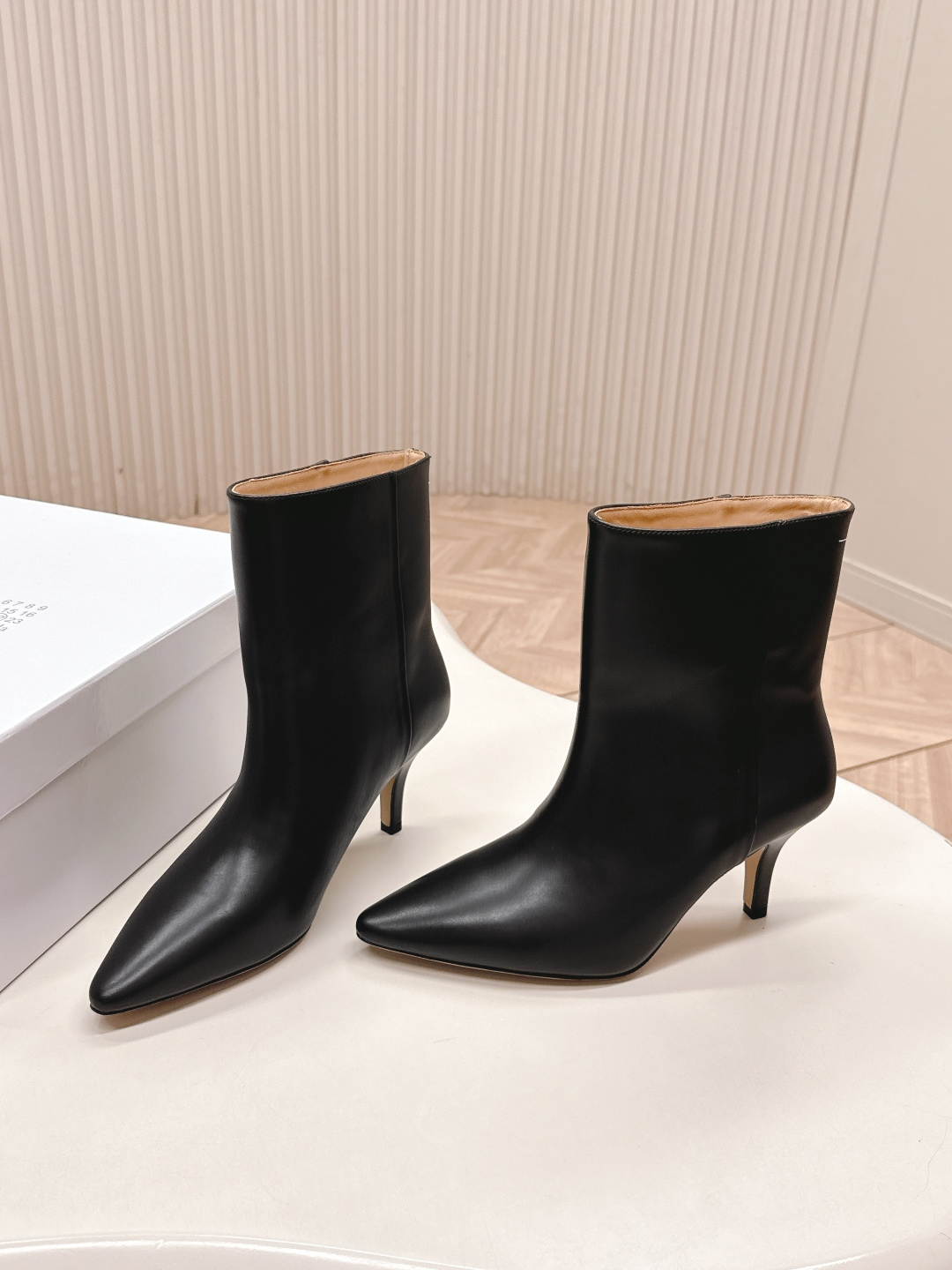 NO:630883,Short boots, high boots MM6 25ss, new autumn and winter sexy high-heeled short boots, high boots, knight boots, Martin boots, last type, versatile and slim feet yyds. Three-dimensional and full shape, high-heeled queen style is very handsome, comfortable on the feet, very retro style, full of aura, very classic pointed toe style, perfect details, cool and trendy... Upper calfskin/sheep lining, foot pads!  Genuine leather outsole Size: 35-39 (40, boots, masion margiela, boots, cowhide, sheep, Leather soles19860909出短靴 高靴MM6 25ss 新款秋冬性感高跟短靴高筒靴骑士靴马丁靴 楦型百搭瘦脚yyds.造型立体饱满,高跟女王款帅气十足 上脚舒适 非常复古风、气场十足,尖头风格非常经典 细节完美 酷炫 潮派... 鞋面小牛皮/羊猄 牛里、垫脚！真皮大底 Size: 35-39（40,靴子,masion margiela,boots,cowhide,sheep,Leather soles,Women's Shoes