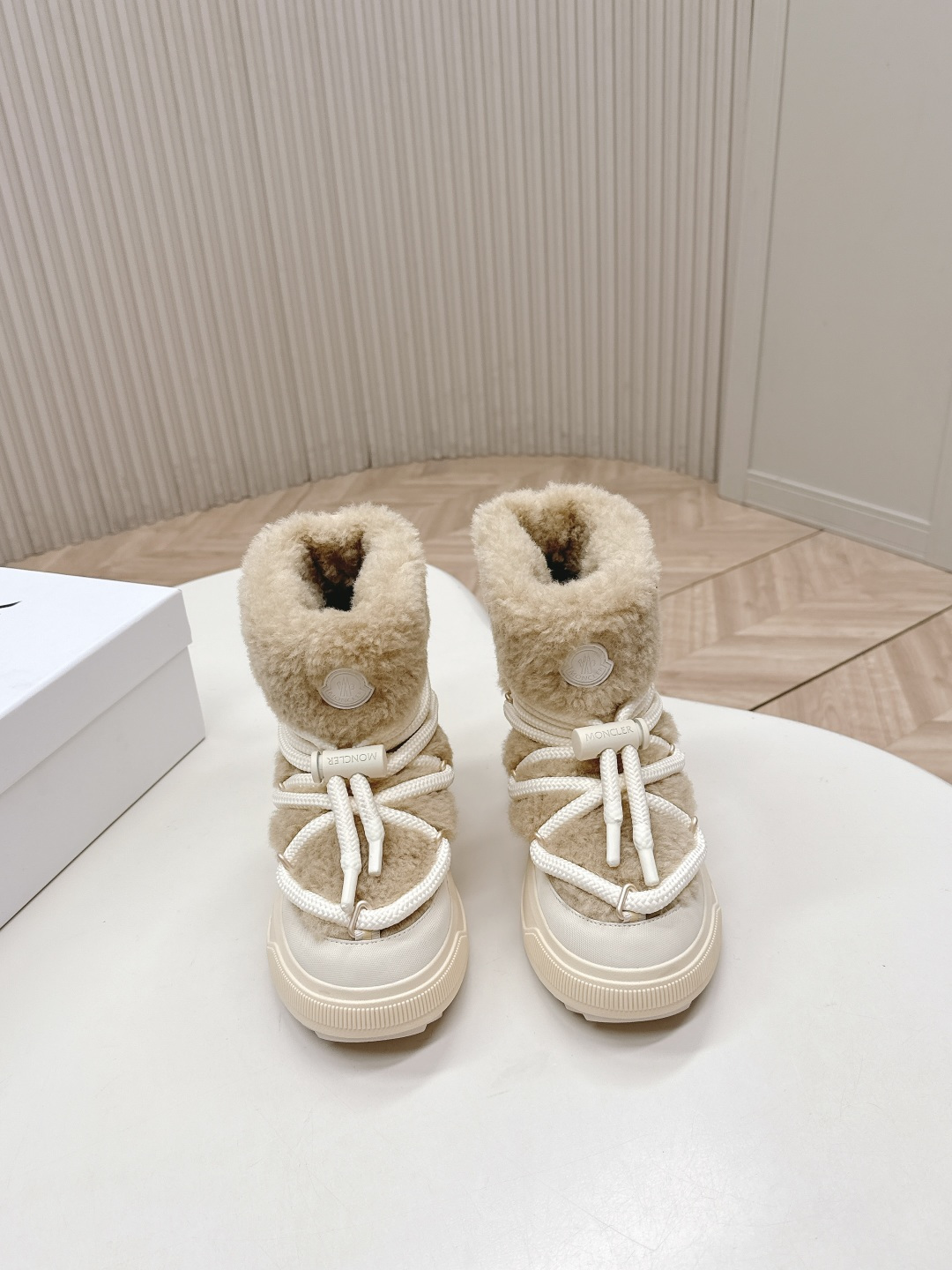 NO:630694,#TOPVERSION Moncler 2025 new snow boots The perfect fusion of luxury and functionality Environmentally friendly wool planting can also be used in the snow at -10℃ Industrial style aesthetics: Thick rope laces + contrasting colors, full of functionality Low-key luxury: Logo embossed on the heel, people who know it will understand it Applicable scenarios: Winter outdoor skiing, snow hiking, urban daily wear with coats, down jackets and other winter clothing, easy to create a fashionable look. Environmentally friendly wool planting + lining Wear-resistant diamond pattern upper  TPU combination non-slip bottom original molded hardware buckle, women's size 35-40 (40.41 customized, non-refundable), snow boots, Moncler, boots, down jacket19860909#顶级版本 Moncler 蒙口2025新款雪地靴 奢华与功能的完美融合 环保植毛 -10℃也能暴走雪地 工业风美学:粗绳鞋带+撞色,机能感拉满 低调奢华:后跟Logo压印,懂的人自然懂 适用场景:冬季户外滑雪、雪地徒步,城市日常搭配大衣、羽绒服等冬季服饰,轻松打造时尚造型. 环保植羊毛+内里 耐磨钻石纹鞋帮 TPU组合防滑底原版开模五金扣 女码35-40（40.41定制不退换）,雪地靴,Moncler,boots,down jacket,Women's Shoes