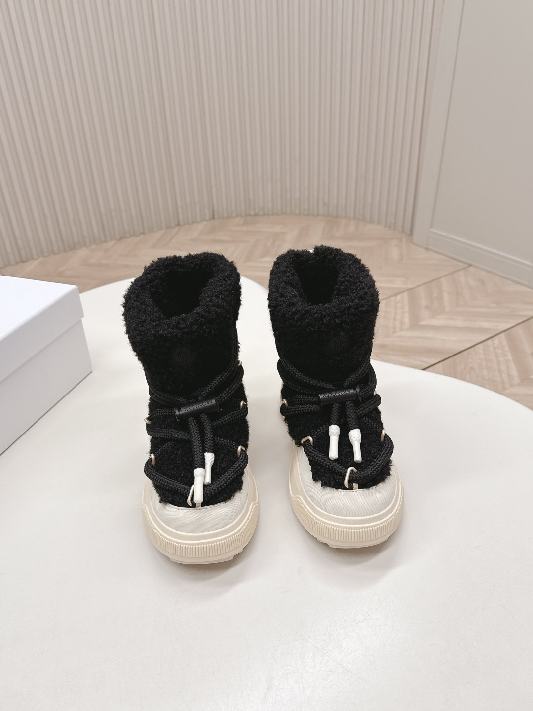NO:630879,Moncler 2025 new snow boots are out. The perfect fusion of luxury and function. Eco-friendly wool transplantation can be used in the snow even at -10℃. Industrial style aesthetics: Thick rope laces + contrasting colors, full of functionality. Low-key luxury: Logo embossed on the heel. People who know it will understand. Applicable scenarios: Winter outdoor skiing, snow hiking, urban daily wear with coats, down jackets and other winter clothing, easy to create a fashionable look. Environmentally friendly wool transplantation + lining Wear-resistant diamond pattern upper  TPU combination non-slip bottom original molded hardware buckle women's size 35-40 41 order, snow boots, Moncler, boots, down jacket19860909出 Moncler 蒙口2025新款雪地靴 奢华与功能的完美融合 环保植毛 -10℃也能暴走雪地 工业风美学:粗绳鞋带+撞色,机能感拉满 低调奢华:后跟Logo压印,懂的人自然懂 适用场景:冬季户外滑雪、雪地徒步,城市日常搭配大衣、羽绒服等冬季服饰,轻松打造时尚造型. 环保植羊毛+内里 耐磨钻石纹鞋帮 TPU组合防滑底原版开模五金扣 女码35-40 41订,雪地靴,Moncler,boots,down jacket,Women's Shoes
