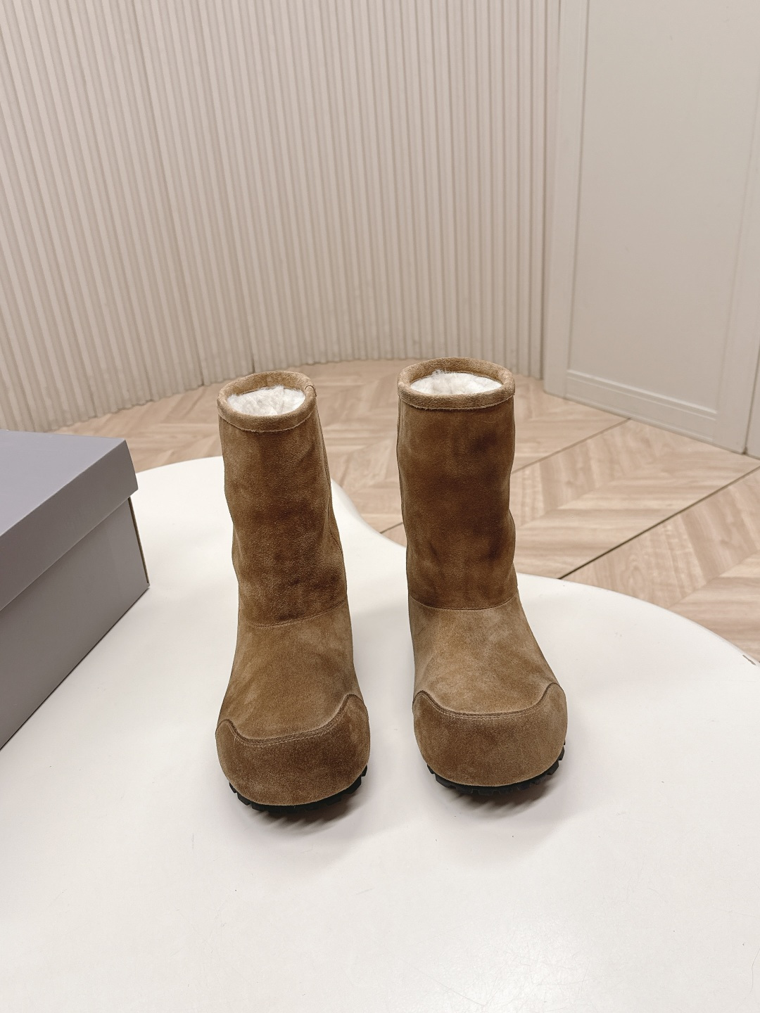 NO:630881,Out of BALENCIAGA Balenciaga ski series skiwear's latest Alaska snow boots. Purchase genuine products and develop them. Perfect replicas. The designer launches to explore the concept of originality and appropriation in the fashion industry, pay tribute to inheritance and classics with a new series, break the conventional design with the iconic Balenciaga abstraction, and collide with new ideas that are witty and harmonious. The original version is reproduced one to one. Material: original frosted cowhide. Wool lining. Outsole. Original molded sole.  Size women's 35-40 (40 is non-refundable and non-exchangeable), snow boots, balenciaga, balenciaga, boots, cowhide19860909出 BALENCIAGA巴黎世家滑雪系列skiwear最新款阿拉斯加雪地靴 正品购入开发 完美复刻 设计师推出探索时尚界对于原创与挪用的概念、以全新系列致敬传承与经典,以标志性Balenciaga抽象打破常规设计 碰撞出诙谐又和谐的新创意、原版一比一复刻 面料原版磨砂牛皮 羊毛内里 大底 原版开模鞋底 码数女35-40(40不退不换),雪地靴,balenciaga,balenciaga,boots,cowhide,Women's Shoes