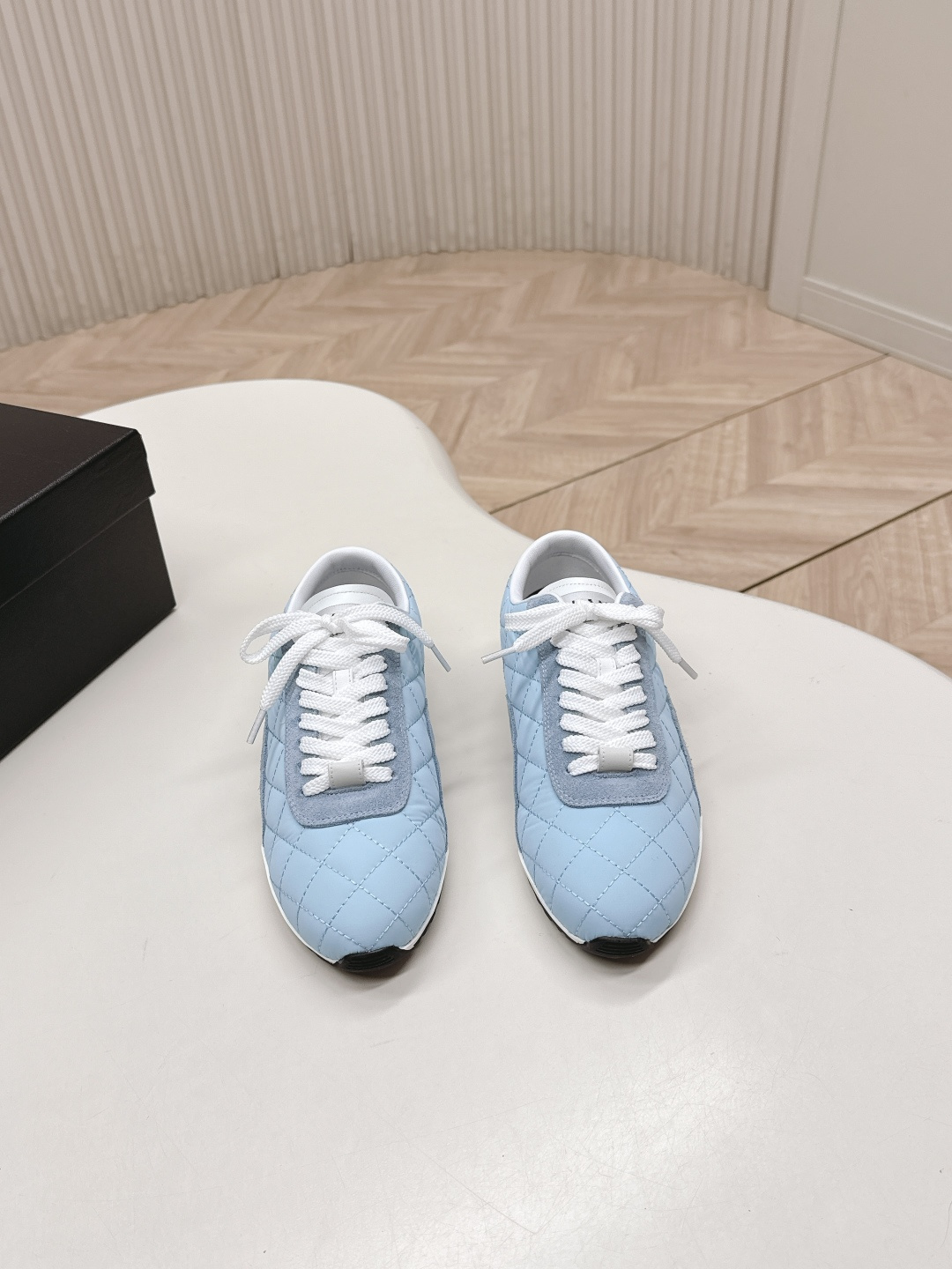 NO:630890,Out of Chanel Chanel 26C new Lingge de training shoes sneakers, ultra-light and comfortable casual shoes, black and white cowhide leather, versatile white shoes, style matching can not go wrong, cow suede down cloth contrasting color matching, fresh and energetic, side embossed logo is very delicate on the foot, upper original custom material, original outsole, cow suede down cloth upper/black and white full cowhide, inner sheepskin, open-molded TPU outsole Size:  35-40,casual shoes/sports shoes,chanel,chanel,sneakers,down jacket,cowhide,sheepskin19860909出 Chanel 香奈儿 26C新款菱格德训鞋运动鞋 超轻便舒适的一款休闲鞋 黑色白色牛皮款 百搭小白鞋 款式搭配不会出错 牛反绒羽绒布撞色搭配 清新且活力满满 侧面压印logo 上脚很秀气 鞋面原版定制材料 原版大底 鞋面牛反绒羽绒布/黑色白色全牛皮 内里羊皮 鞋底开模TPU大底 Size: 35-40,休闲鞋/运动鞋,chanel,chanel,sneakers,down jacket,cowhide,sheepskin,Women's Shoes