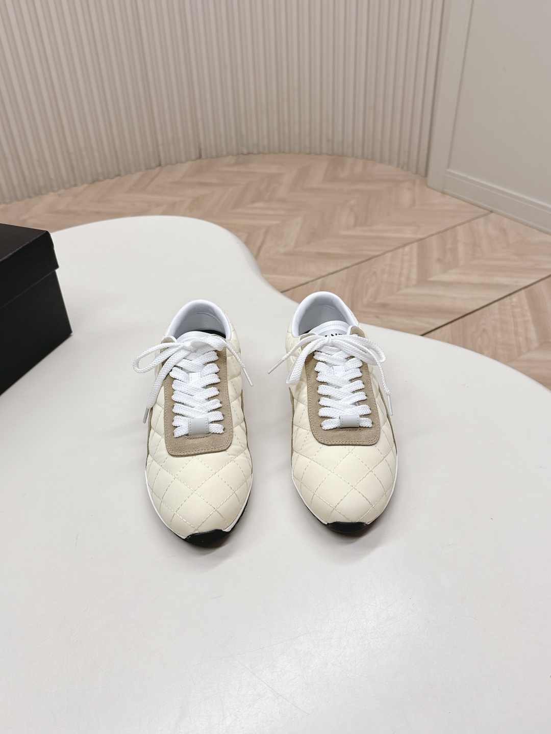 NO:630892,Out of Chanel Chanel 26C new diamond training shoes sneakers, ultra-light and comfortable casual shoes, black and white cowhide, versatile white shoes, style matching can not go wrong, cow suede down cloth with contrasting colors, fresh and energetic, side embossed logo is very delicate on the foot, upper original custom material, original outsole, cow suede down cloth upper/black and white full cowhide, sheepskin lining, open-molded TPU outsole Size:  35-40,casual shoes/sports shoes,chanel,chanel,sneakers,down jacket,cowhide,sheepskin19860909出 Chanel 香奈儿26C新款菱格德训鞋运动鞋 超轻便舒适的一款休闲鞋 黑色白色牛皮款 百搭小白鞋 款式搭配不会出错 牛反绒羽绒布撞色搭配 清新且活力满满 侧面压印logo 上脚很秀气 鞋面原版定制材料 原版大底 鞋面牛反绒羽绒布/黑色白色全牛皮 内里羊皮 鞋底开模TPU大底 Size: 35-40,休闲鞋/运动鞋,chanel,chanel,sneakers,down jacket,cowhide,sheepskin,Women's Shoes