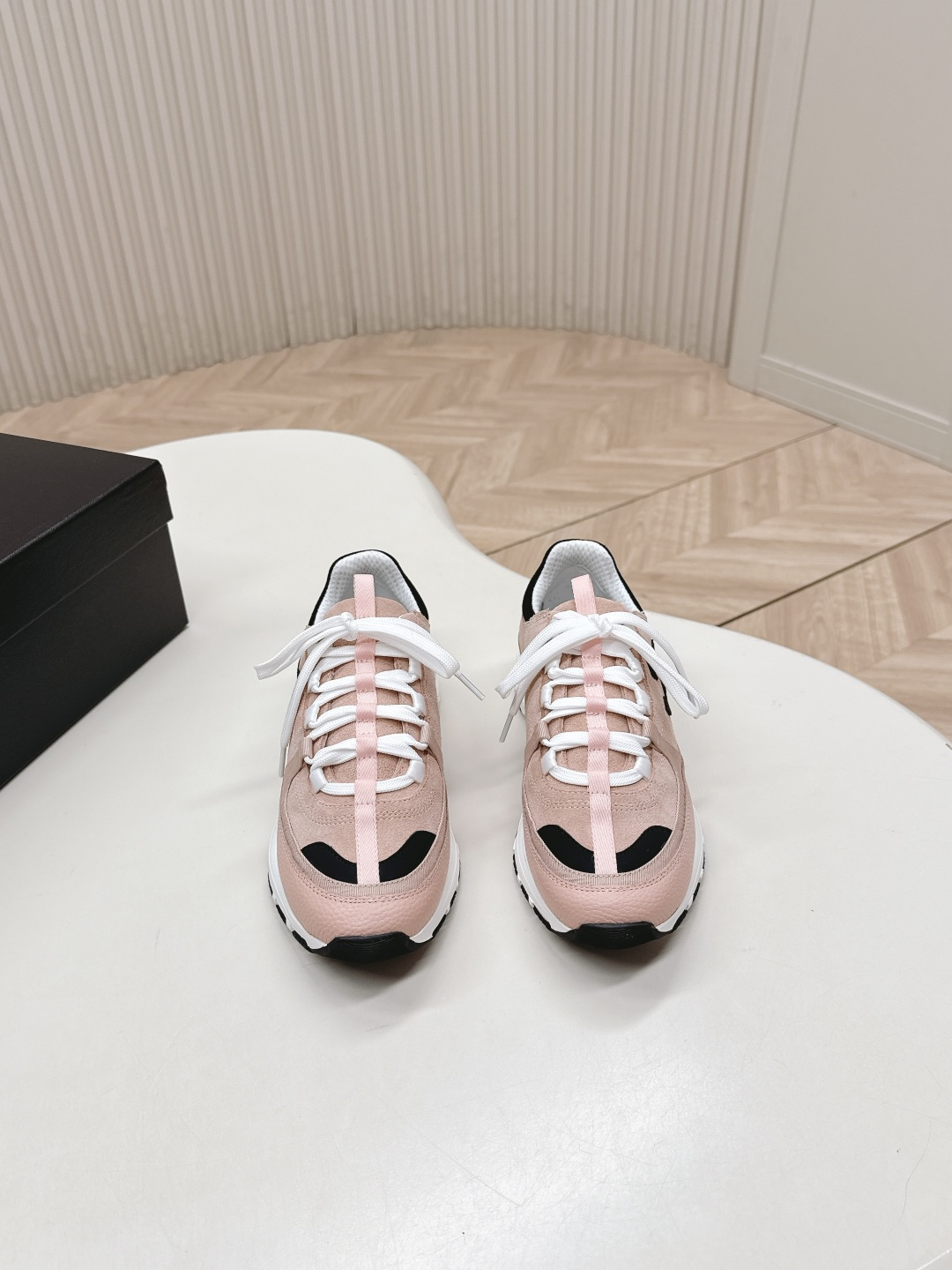 NO:630691,#TOPVERSION CHANEL Chanel 26C new panda shoes casual sports shoes, counter synchronization, counter is very popular, a shoe that is very difficult to buy, the most popular thick-soled panda shoes on the Internet, it can be imagined that Xiaoxiang control can not miss it. It has both good looks and comfort. Simple and versatile white shoes. The thick sole increases the height and is super versatile. Whoever wears it with eyes closed will look good. The upper is suede cowhide, the outsole is foamed and the original outsole  Size 35-40 (40 customized, non-returnable), casual shoes/sports shoes, chanel, chanel, sneakers, cowhide19860909#顶级版本 CHANEL香奈儿26C新款熊猫鞋休闲运动鞋 专柜同步 专柜非常火爆 非常难买的一款鞋 全网最火的厚底熊猫鞋 可想而知小香控不可错过的 颜值与舒适并存的 简约百搭小白鞋 厚底增高超级百搭,闭眼入谁穿谁好看  鞋面反绒牛皮 大底发泡原版大底 码数35-40（40定制不退换）,休闲鞋/运动鞋,chanel,chanel,sneakers,cowhide,Women's Shoes