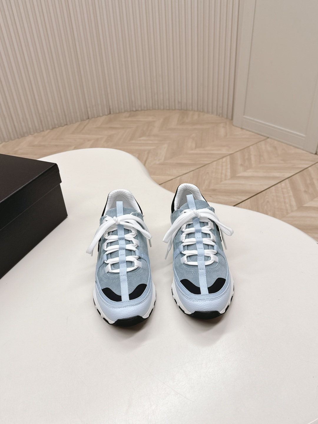 NO:630894,CHANEL Chanel 26C new panda shoes casual sports shoes are synchronized with the counter. The counter is very popular. It is a shoe that is very difficult to buy. The most popular thick-soled panda shoes on the Internet. As you can imagine, Xiaoxiang control cannot miss it. It has both good looks and comfort. Simple and versatile white shoes. The thick sole increases the height and is super versatile. Whoever wears it with eyes closed will look good. The suede upper is suede cowhide. The original foam sole is code number: 35-40 (41).  40 customized, casual shoes/sports shoes, chanel, chanel, sneakers, cowhide19860909出 CHANEL香奈儿26C新款熊猫鞋休闲运动鞋 专柜同步 专柜非常火爆 非常难买的一款鞋 全网最火的厚底熊猫鞋 可想而知小香控不可错过的 颜值与舒适并存的 简约百搭小白鞋 厚底增高超级百搭,闭眼入谁穿谁好看  鞋面反绒牛皮 大底发泡原版大底 码数:35-40（41 40定做,休闲鞋/运动鞋,chanel,chanel,sneakers,cowhide,Women's Shoes