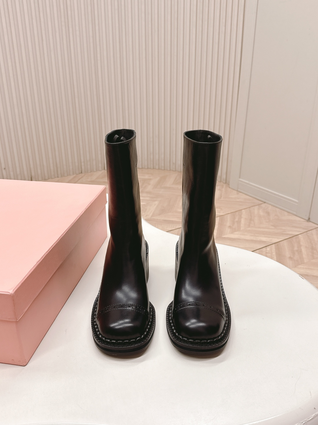 NO:630884,Top version of short boots. MiuMiu's latest high-heeled retro leather boots for autumn and winter. Short boots. Many star fashion bloggers have planted grass. The most popular body partition design at the moment. Combined with Maillard color leather to create a neutral casual style. The retro distressed leather is full of high-end feeling. It is cool and casual. The pile of boots has a very fashionable and high-end feel. It can be matched with various styles of clothes. The upper is imported polished calfskin. The outsole is 5CM high.  Original Italian injection molded leather outsole Warm reminder: (not a cheap molded sole) Size35-41 (40 41 custom-made, non-returnable), boots, miumiu, boots, cowhide, Leather soles19860909顶级版本 短靴款 MiuMiu缪缪秋冬最新款高跟复古皮靴 短靴 超多明星时尚博主种草 当下最流行的型体隔板设计 结合美拉德色系皮料 打造中性休闲风格 复古做旧皮料高级感满满 酷感十足又不失随性 靴筒的堆堆感 极具时尚高级感 可搭配各种风格衣服 鞋面进口擦色小牛皮 大底跟高5CM 原版意大利注塑组合真皮大底温馨提示:（不是便宜成型底） Size35-41（40 41订做不退换）,靴子,miumiu,boots,cowhide,Leather soles,Women's Shoes