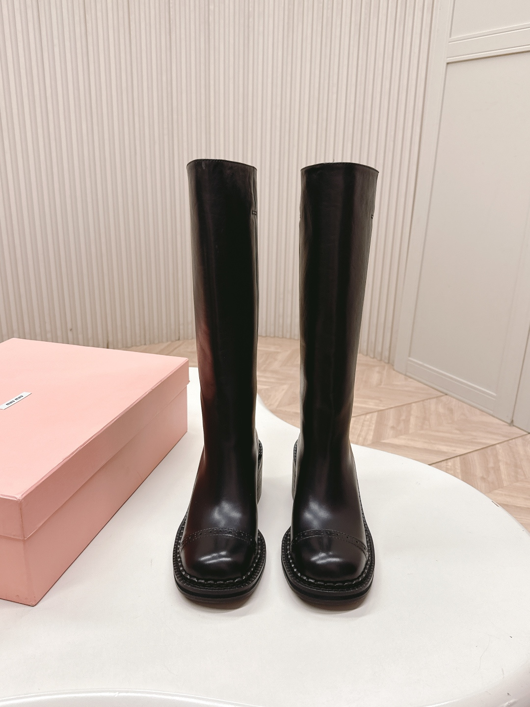 NO:630886,Top version, long boots. MiuMiu's latest high-heeled retro leather boots for autumn and winter. High boots. Many star fashion bloggers have planted grass. The most popular body partition design at the moment. Combined with Maillard color leather to create a neutral casual style. The retro distressed leather is full of high-end feeling. It is cool and casual. The stacked feeling of the boots is very fashionable and high-end. It can be matched with various styles of clothes. The upper is imported polished calfskin. The outsole is 5CM high.  Original Italian injection molded leather outsole Warm reminder: (not a cheap molded sole) Size35-41 (40 41 custom-made, non-returnable), boots, miumiu, boots, cowhide, Leather soles19860909顶级版本 长靴款 MiuMiu缪缪秋冬最新款高跟复古皮靴 高筒靴 超多明星时尚博主种草 当下最流行的型体隔板设计 结合美拉德色系皮料 打造中性休闲风格 复古做旧皮料高级感满满 酷感十足又不失随性 靴筒的堆堆感 极具时尚高级感 可搭配各种风格衣服 鞋面进口擦色小牛皮 大底跟高5CM 原版意大利注塑组合真皮大底温馨提示:（不是便宜成型底） Size35-41（40 41订做不退换）,靴子,miumiu,boots,cowhide,Leather soles,Women's Shoes