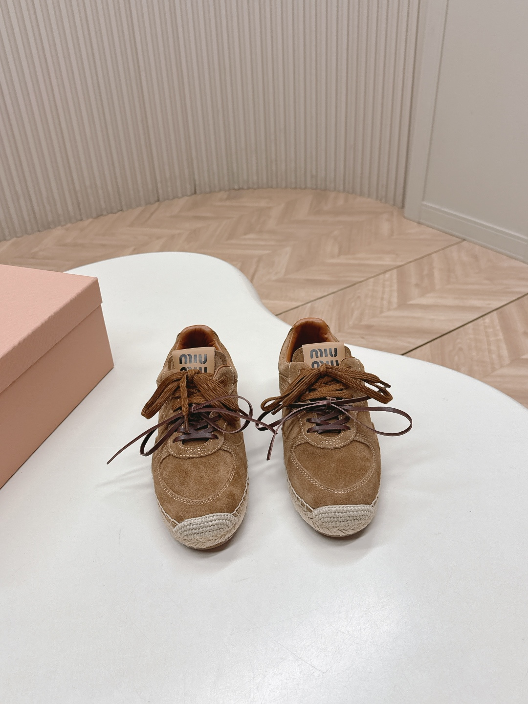 NO:630677,#TOPVERSION Miu Miu 2026 Spring and Summer New Style Retro Moral Shoes Hemp Sole Fisherman Shoes Catwalk Models Close-ups of the details of the Miu Miu series The trend of the new season is the concept of love at the moment, multiple collisions, retro hemp rope soles, conveying modern style~ Looks good no matter how you wear it, the favorite of fashionistas Material cow suede Sheepskin lining Outsole Original molded hemp rope + TPU sole  Size 35-40 (40.41 customized, non-refundable), casual shoes/sports shoes, miumiu, sneakers, espadrilles, sheepskin19860909#顶级版本 Miu Miu 2026春夏新款 复古德训鞋 麻绳底渔夫鞋 走秀款 工艺来自Miu Miu系列的细节特写 新季的潮流此刻挚爱的概念,多元对撞,复古麻绳底,传达现代风格~ 怎么穿都好看,时髦精最爱 面料牛反绒 内里羊皮 大底原版开模麻绳+TPU鞋底 码数35-40（40.41定制不退换）,休闲鞋/运动鞋,miumiu,sneakers,espadrilles,sheepskin,Women's Shoes
