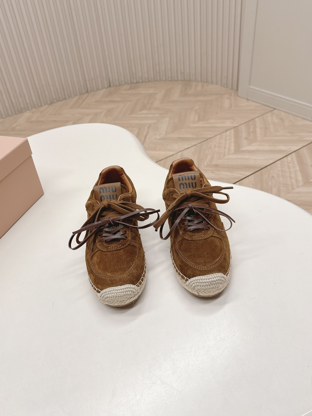 NO:630882,Miu Miu 2026 Spring and Summer New Style Retro Moral Shoes Hemp Sole Fisherman Shoes Catwalk Models Close-ups of the details of the Miu Miu series The trend of the new season is the concept of love at the moment, multiple collisions, retro hemp soles, conveying modern style ~ Looks good no matter how you wear it, the favorite of fashionistas Material cow suede Sheepskin lining Outsole Original molded hemp rope + TPU sole  Size 35-40 (40, 41 customized), casual shoes/sports shoes, miumiu, sneakers, espadrilles, sheepskin19860909出 Miu Miu 2026春夏新款 复古德训鞋 麻绳底渔夫鞋 走秀款 工艺来自Miu Miu系列的细节特写 新季的潮流此刻挚爱的概念,多元对撞,复古麻绳底,传达现代风格~ 怎么穿都好看,时髦精最爱 面料牛反绒 内里羊皮 大底原版开模麻绳+TPU鞋底 码数35-40（40、41订做）,休闲鞋/运动鞋,miumiu,sneakers,espadrilles,sheepskin,Women's Shoes