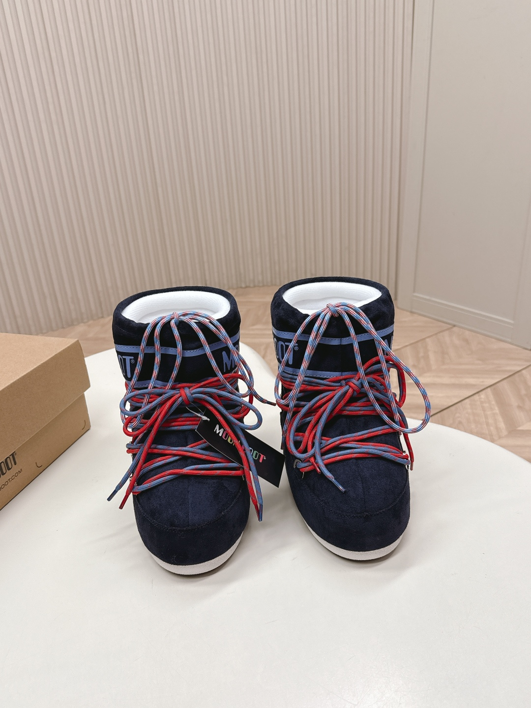 NO:630671,#TOPVERSION Moon Boot 25 The latest snow boots series for autumn and winter... Ugly snow short boots Forget UGG, fashionable people are wearing Moon Boot snow boots. If you find it difficult to accept the revival of UGG, now there is a more alternative snow boot that is back. It is 4 cm taller. That is the Moon Boot. It was already very popular in the millennium. Celebrities such as Paris Hilton and Victoria Beckham often wore it. Now the Y2K trend is popular again.  The same QQ show outfit worn by young children. The ugly snow boots that have been shown by thousands of people have become popular again. They are not distinguished between men and women. They look slim but are warm and easy to wear. Fabric: Cow down, wool 70, cotton and 30 plastic. Lining: Silk cotton liner. Feet: Silk cotton liner. Outsole: Thermoplastic rubber. Sole thickness: 4cm. Size #35-41 (41 customization is not returnable), snow boots, boots.19860909#顶级版本 Moon Boot 25 秋冬最新款雪地靴系列……丑萌雪地短靴 忘了UGG吧,时髦人都在穿Moon Boot雪地靴 如果你难以接受UGG的复兴 那现在有一款更另类的雪地靴又杀回来了 内增高4 cm那就是Moon Boot月亮靴 在千禧年就已经非常火了 当年paris hilton、victoria beckham 等名人经常穿它,如今Y2K风潮再次流行 痞幼同款QQ秀穿搭 万人大秀的丑萌雪地靴重新翻红 不分男女不分左右 看着巨无霸巨显瘦还暖和好穿 面料: 牛绒,毛70棉纶30塑料 内里: 丝绵内胆 垫脚: 丝绵内胆 大底: 热塑性橡胶 底厚:4cm Size#35-41（41定制不退换）,雪地靴,boots,Women's Shoes