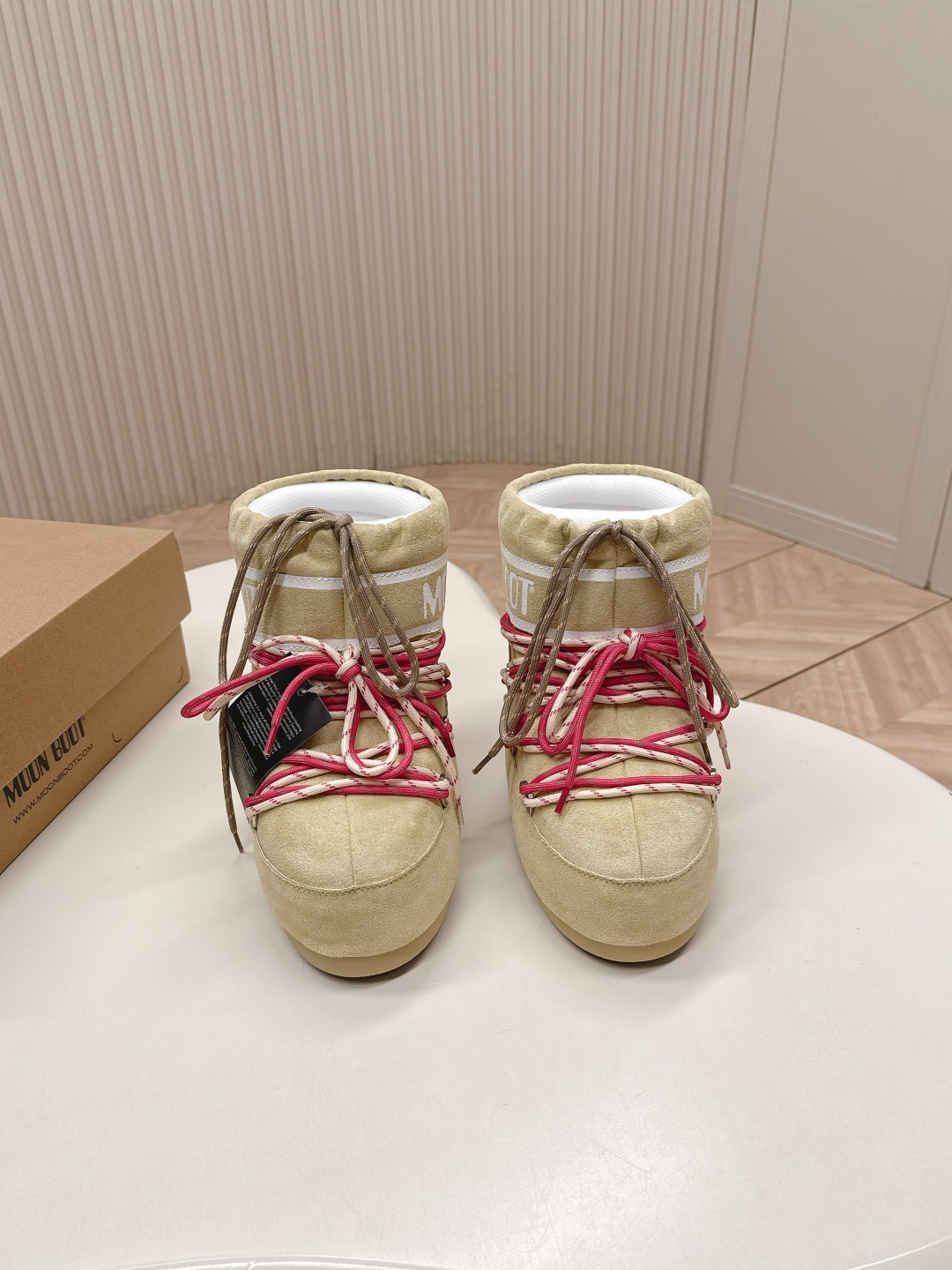 NO:630878,Moon Boot 25 is the latest snow boots series for autumn and winter... Ugly snow short boots. Forget UGG, fashionable people are wearing Moon Boot snow boots. If you find it difficult to accept the revival of UGG, now there is a more alternative snow boot that is back. It is 4 cm taller. That is the Moon Boot. It was already very popular in the millennium. Paris Hilton, Victoria Beckham and other celebrities often wore it, and now the Y2K trend is popular again.  The same QQ show outfit worn by young children. The ugly snow boots that have been shown by thousands of people have become popular again. They are not distinguished between men and women. They look slim but warm and easy to wear. Fabric: Cow down, wool 70 cotton 30 plastic Lining: Silk cotton liner Foot: Silk cotton liner Outsole: Thermoplastic rubber Sole thickness: 4cm Size #35-41 (41 customization is not returnable), snow boots, boots19860909出 Moon Boot 25 秋冬最新款雪地靴系列……丑萌雪地短靴 忘了UGG吧,时髦人都在穿Moon Boot雪地靴 如果你难以接受UGG的复兴 那现在有一款更另类的雪地靴又杀回来了 内增高4 cm那就是Moon Boot月亮靴 在千禧年就已经非常火了 当年paris hilton、victoria beckham 等名人经常穿它,如今Y2K风潮再次流行 痞幼同款QQ秀穿搭 万人大秀的丑萌雪地靴重新翻红 不分男女不分左右 看着巨无霸巨显瘦还暖和好穿 面料: 牛绒,毛70棉纶30塑料 内里: 丝绵内胆 垫脚: 丝绵内胆 大底: 热塑性橡胶 底厚:4cm Size#35-41（41定制不退换）,雪地靴,boots,Women's Shoes