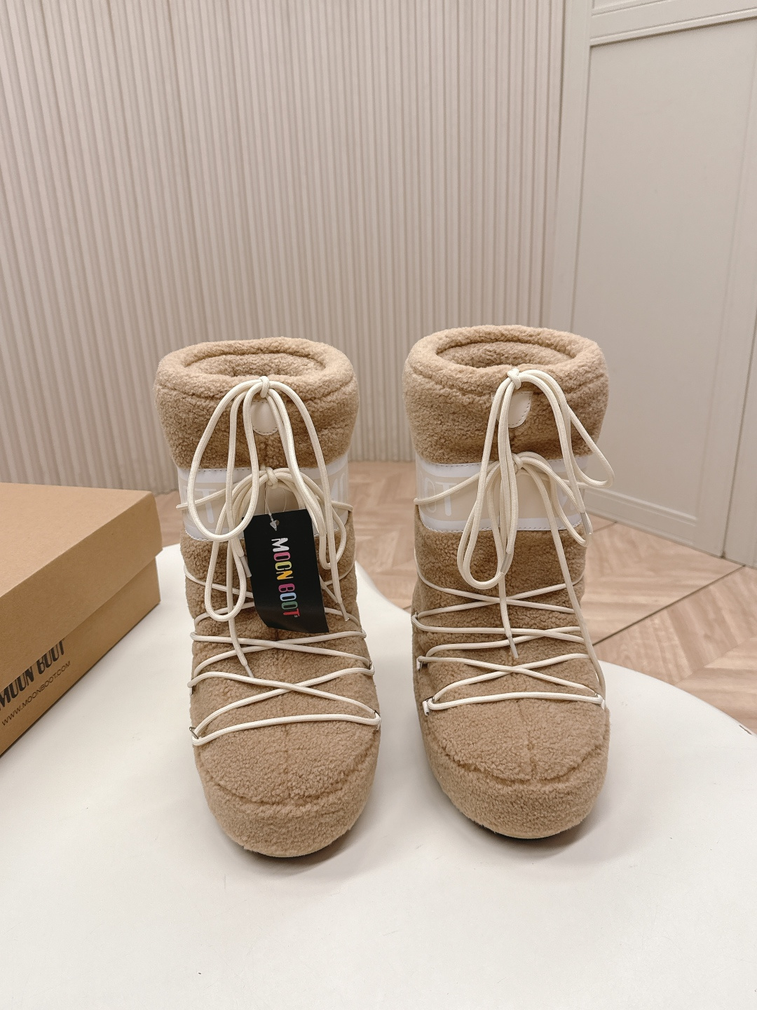 NO:630880,Moon Boot 25 is the latest snow boot series for autumn and winter... Ugly snow high boots. Forget UGG, fashionable people are wearing Moon Boot snow boots. If you find it difficult to accept the revival of UGG, then there is a more alternative snow boot that is back. It is 4 cm taller. That is the Moon Boot. It was already very popular in the millennium. Paris Hilton, Victoria Beckham and other celebrities often wore it, and now the Y2K trend is popular again.  The same QQ show outfit worn by young children. The ugly snow boots that have been shown by thousands of people have become popular again. They are not distinguished between men and women. They look slim but are warm and easy to wear. Fabric: Cow down, wool 70, cotton and 30 plastic. Lining: Silk cotton liner. Feet: Silk cotton liner. Outsole: Thermoplastic rubber. Sole thickness: 4cm. Size #35-41 (41 customization is not returnable), snow boots, boots.19860909出 Moon Boot 25 秋冬最新款雪地靴系列……丑萌雪地高靴 忘了UGG吧,时髦人都在穿Moon Boot雪地靴 如果你难以接受UGG的复兴 那现在有一款更另类的雪地靴又杀回来了 内增高4 cm那就是Moon Boot月亮靴 在千禧年就已经非常火了 当年paris hilton、victoria beckham 等名人经常穿它,如今Y2K风潮再次流行 痞幼同款QQ秀穿搭 万人大秀的丑萌雪地靴重新翻红 不分男女不分左右 看着巨无霸巨显瘦还暖和好穿 面料: 牛绒,毛70棉纶30塑料 内里: 丝绵内胆 垫脚: 丝绵内胆 大底: 热塑性橡胶 底厚:4cm Size#35-41（41定制不退换）,雪地靴,boots,Women's Shoes