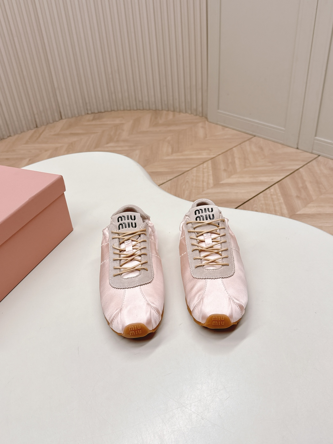 NO:630871,Out of Miumiu 26 early spring ~ new new casual shoes ballet shoes, low-key luxury slip-ons, the best choice for the rich!  The soft rubber sole is known as the feeling of stepping on clouds ~ 100% comfortable, full of girly feel, light, gentle color, strong suede and satin texture ~ makes your outfit more energetic and beautiful ~, the shoe shape is full of wrapping, soft and textured!  Full of high-end feel!  Upper suede with high mercerized satin lining Imported sheepskin sole Original molded rubber outsole Size 35-39 (40.41 customized, non-returnable), casual shoes/sports shoes, miumiu, sneakers, sheepskin, chamois leather19860909出  Miumiu 26早春～new新款休闲鞋芭蕾舞鞋,低调奢华懒人鞋,富人的不二选择！ 软胶底素有踩云感之称～舒适度百分百 少女感十足、轻便、颜色温柔、麂皮拼缎面质感强~ 让你的穿搭更增加活力与美感~,鞋型包裹感十足,柔和而有质感！高级感满满！ 鞋面麂皮拼 高丝光缎面 内里 进口羊皮 鞋底 原版开模橡胶大底 Size 35-39（40.41定制不退换）,休闲鞋/运动鞋,miumiu,sneakers,sheepskin,chamois leather,Women's Shoes