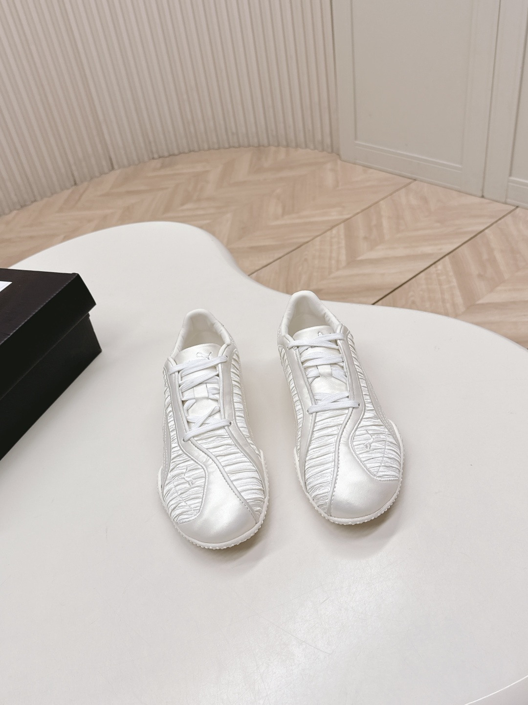 NO:630874,Out PUMA BELLA V2★Bella Girl pleated satin casual ballet shoes. The pleated design of the upper is very textured, simple and yet detailed ~ the pearly luster is warm and delicate under the light. The upper foot is like a fairy and cute ballet girl. The thin sole design is very comfortable. It goes well with commuting or weekend dates. It is a blockbuster in any photo. Black and white forged leather surface. Original outsole 35-40, casual shoes/sports shoes, sneakers19860909出 PUMA BELLA V2★Bella Girl褶皱缎面 休闲芭蕾舞鞋 鞋面的褶皱设计很有质感,简约又不失细节~光线下发出珍珠光泽温润又精致 上脚就是一个又仙又嗲的芭蕾女孩薄底设计舒适感十足 通勤或是周末约会都很好搭配 随便一拍都是大片 黑白煅面拼皮面 原版大底 35-40,休闲鞋/运动鞋,sneakers,Women's Shoes