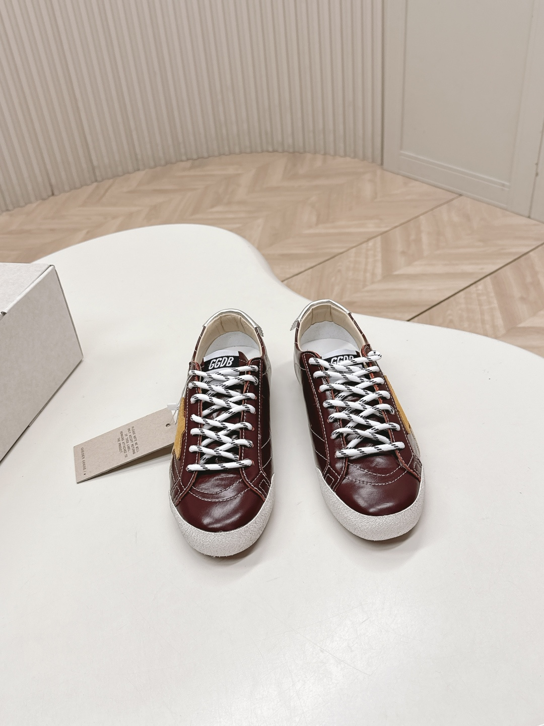 NO:630853,Out of the high version couple model GGDB Golden Goose F028 2025ss Marathon Series Heelys Flat Forrest Gump Shoes Moral Training Shoes Casual Shoes Marathon Speed - American track and field style in the 1970s outlines the aesthetics of speed with simple lines, and the light and thin shoes break through the traditional constraints. The nylon surface is spliced with leather, which is both light and breathable, perfectly interpreting the competitive spirit.  The low-top design frees the ankle, and the streamlined sole improves traction. The bright color matching highlights vitality and integrates the passion of the competition into daily wear. This style is still a classic paradigm of sports aesthetics and witnesses the eternal charm of track and field culture. Upper cowhide leather lining cowhide outsole original molded rubber sole SIZE35-44, casual shoes/sports shoes, sneakers, cowhide19860909出 高版本情侣款  GGDB Golden Goose F028 2025ss马拉松系列暴走鞋平底阿甘鞋德训鞋休闲鞋 Marathon Speed-70年代美式田径风以简约线条勾勒速度美学,轻薄鞋款突破传统束缚.尼龙面与皮革拼接,既轻盈又透气,完美诠释竞技精神. 低帮设计解放脚踝,流线型鞋底提升抓地力.明快配色彰显活力,将赛场激情融入日常穿搭.这一风格至今仍是运动美学的经典范式,见证着田径文化的永恒魅力. 鞋面牛皮 内里牛皮 大底原版开模橡胶底 SIZE35-44,休闲鞋/运动鞋,sneakers,cowhide,Women's Shoes