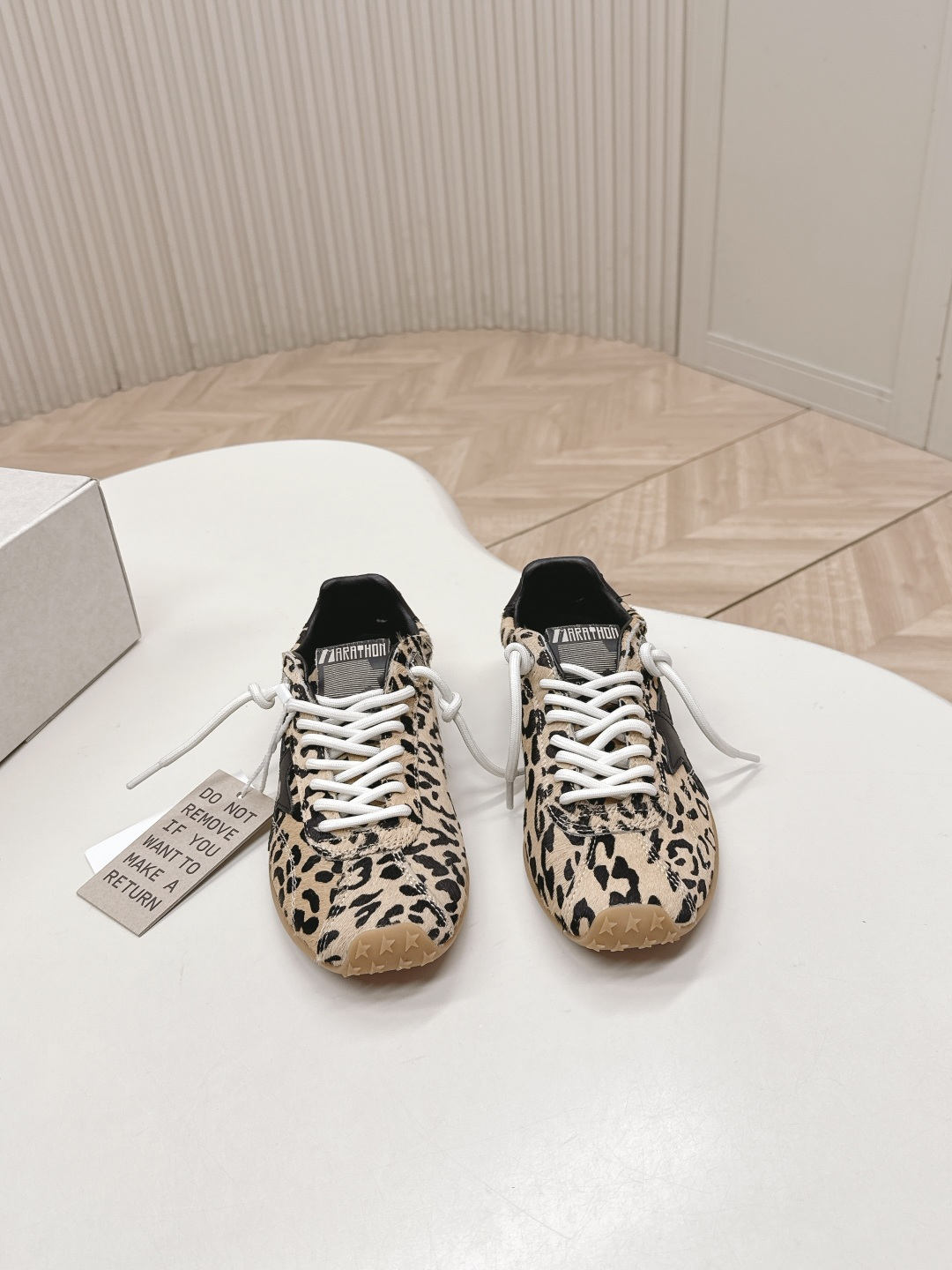 NO:630856,Out of the high version couple model GGDB Golden Goose F028 2025ss Marathon Series Heelys Flat Forrest Gump Shoes Moral Training Shoes Casual Shoes Marathon Speed - American track and field style in the 1970s outlines the aesthetics of speed with simple lines, and the light and thin shoes break through the traditional constraints. The nylon surface is spliced with leather, which is both light and breathable, perfectly interpreting the competitive spirit.  The low-top design frees the ankle, and the streamlined sole improves traction. The bright color matching highlights vitality and integrates the passion of the competition into daily wear. This style is still a classic paradigm of sports aesthetics and witnesses the eternal charm of track and field culture. Upper cowhide horse hair lining cowhide outsole original molded rubber sole SIZE35-44, casual shoes/sports shoes, sneakers, cowhide19860909出 高版本情侣款  GGDB Golden Goose F028 2025ss马拉松系列暴走鞋平底阿甘鞋德训鞋休闲鞋 Marathon Speed-70年代美式田径风以简约线条勾勒速度美学,轻薄鞋款突破传统束缚.尼龙面与皮革拼接,既轻盈又透气,完美诠释竞技精神. 低帮设计解放脚踝,流线型鞋底提升抓地力.明快配色彰显活力,将赛场激情融入日常穿搭.这一风格至今仍是运动美学的经典范式,见证着田径文化的永恒魅力. 鞋面牛皮 马毛 内里牛皮 大底原版开模橡胶底 SIZE35-44,休闲鞋/运动鞋,sneakers,cowhide,Women's Shoes