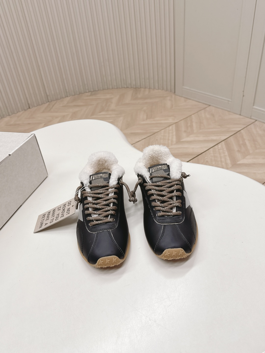 NO:630859,Out of wool, high version couple model GGDB Golden Goose F028 2025ss marathon series heelys flat forrest shoes moral training shoes casual shoes Marathon Speed - American track and field style in the 1970s outlines the aesthetics of speed with simple lines, and the light and thin shoes break through the traditional constraints. The nylon surface is spliced with leather, which is both light and breathable, perfectly interpreting the competitive spirit.  The low-top design frees the ankle, and the streamlined sole improves traction. The bright color matching highlights vitality and integrates the passion of the competition into daily wear. This style is still a classic paradigm of sports aesthetics and witnesses the eternal charm of track and field culture. Upper cowhide, horse hair, lining wool, outsole original molded rubber sole SIZE35-44, casual shoes/sports shoes, sneakers, cowhide19860909羊毛里出 高版本情侣款  GGDB Golden Goose F028 2025ss马拉松系列暴走鞋平底阿甘鞋德训鞋休闲鞋 Marathon Speed-70年代美式田径风以简约线条勾勒速度美学,轻薄鞋款突破传统束缚.尼龙面与皮革拼接,既轻盈又透气,完美诠释竞技精神. 低帮设计解放脚踝,流线型鞋底提升抓地力.明快配色彰显活力,将赛场激情融入日常穿搭.这一风格至今仍是运动美学的经典范式,见证着田径文化的永恒魅力. 鞋面牛皮 马毛 内里羊毛 大底原版开模橡胶底 SIZE35-44,休闲鞋/运动鞋,sneakers,cowhide,Women's Shoes