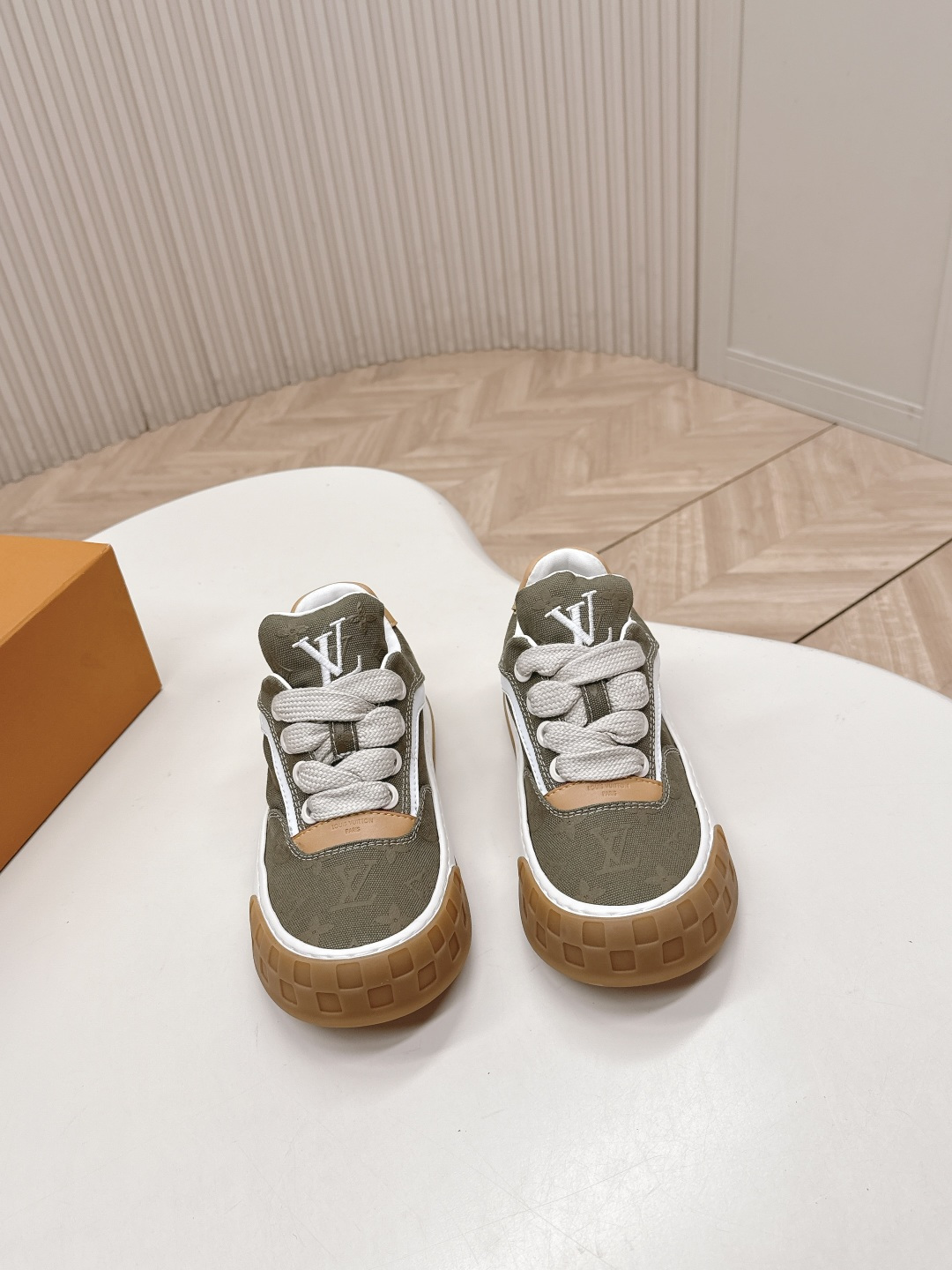 NO:630865,A high version of Louis Vuitton Tilted Sneaker thick-soled casual shoes for couples is released. The shoe body adopts an unprecedented asymmetrical tilt structure, breaking the symmetrical and dull pattern of traditional sports shoes. From the tongue to the sole, the entire upper is cleverly connected at a dynamic angle, creating an uninhibited visual tension and an avant-garde architectural sense.  The upper uses complex multi-piece splicing technology, and the lining is made of soft leather to ensure immediate comfort and a snug fit when wearing. Details such as the LV Circle logo often use high-tech coated canvas or metallic leather, which has high visual impact. The thick wavy sole not only continues the current fashion trend, but also provides excellent cushioning and support. The upper foot is super comfortable. Size 35-45, casual shoes/sports shoes, louis vuitton, louis  vuitton,sneakers19860909出 高版本 情侣款 Louis Vuitton Tilted Sneaker厚底休闲鞋饼干鞋 鞋身采用了前所未有的不对称倾斜结构,打破了传统运动鞋对称的沉闷格局.从鞋舌到鞋底,整个鞋面以一种充满动感的角度巧妙衔接,营造出一种不羁的视觉张力和前卫的建筑感. 鞋面采用复杂的多片式拼接技术,内衬选用柔软皮革,确保穿着时的即刻舒适与贴合的包裹感 LV Circle标识等细节处常运用高科技涂层帆布或金属感皮革,高视觉冲击力. 鞋底厚实的波浪形鞋底不仅延续了当下的流行趋势,更提供了出色的缓冲和支撑 上脚超舒适. 码数35-45码,休闲鞋/运动鞋,louis vuitton,louis vuitton,sneakers,Women's Shoes