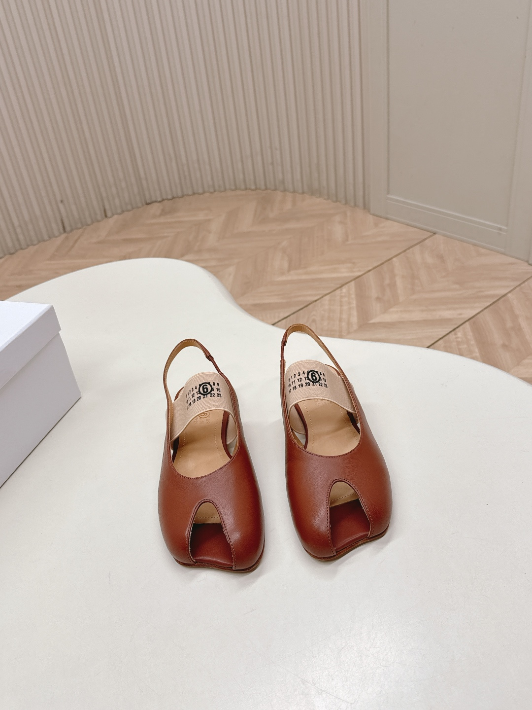 NO:646825,Maison Marginal MM6 Margiela 26 spring and summer new apple-toe ballet sandals. Margiela designers are so talented. They create shoes as design elements. Single shoes are capable and exquisite. Half drags match short skirts. Sexy personality. Fabric sheepskin. Lining sheepskin. Cowhide foot pads. Heel height: flat/7cm. Italian imported genuine leather outsole. Size: 35-39 (40.41. Customized, non-refundable and non-exchangeable). Sandals, masion margiela, masion  margiela,sandals,skirts,cowhide,sheepskin,leather soles19860909Maison Marginal MM6马吉拉26春夏新品苹果头芭蕾舞凉鞋 马吉拉设计师太有才了 作为设计元素打造鞋品 单鞋干练精致 半拖搭配短裙 性感个性 面料羊皮 内里羊皮 牛皮垫脚 跟高:平底/7cm 意大利进口真皮大底 码数:35-39（40.41.定做不退不换）,凉鞋,masion margiela,masion margiela,sandals,skirts,cowhide,sheepskin,Leather soles,Women's Shoes