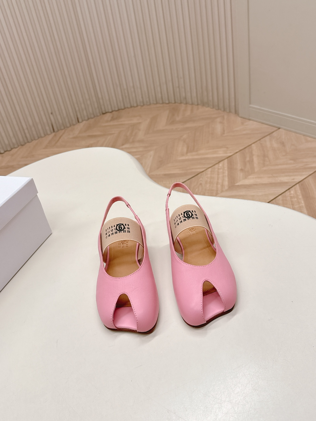 NO:646669,Out of Maison Marginal MM6 Margiela 26 new spring and summer apple toe ballet sandals. Margiela designers are so talented. They create shoes as design elements. Single shoes are capable and exquisite. Half-flop with short skirt. Sexy personality. Fabric sheepskin. Lining sheepskin. Cowhide foot pads. Heel height: flat/7cm. Italian imported genuine leather outsole. Size: 35-39 (40, 41 custom-made, non-refundable and non-exchangeable). Sandals, masion margiela, masion  margiela,sandals,skirts,cowhide,sheepskin,Leather soles19860909出 Maison Marginal MM6马吉拉26春夏新品苹果头芭蕾舞凉鞋 马吉拉设计师太有才了 作为设计元素打造鞋品 单鞋干练精致 半拖搭配短裙 性感个性 面料羊皮 内里羊皮 牛皮垫脚 跟高:平底/7cm 意大利进口真皮大底 码数:35-39（40,41订做不退不换）,凉鞋,masion margiela,masion margiela,sandals,skirts,cowhide,sheepskin,Leather soles,Women's Shoes