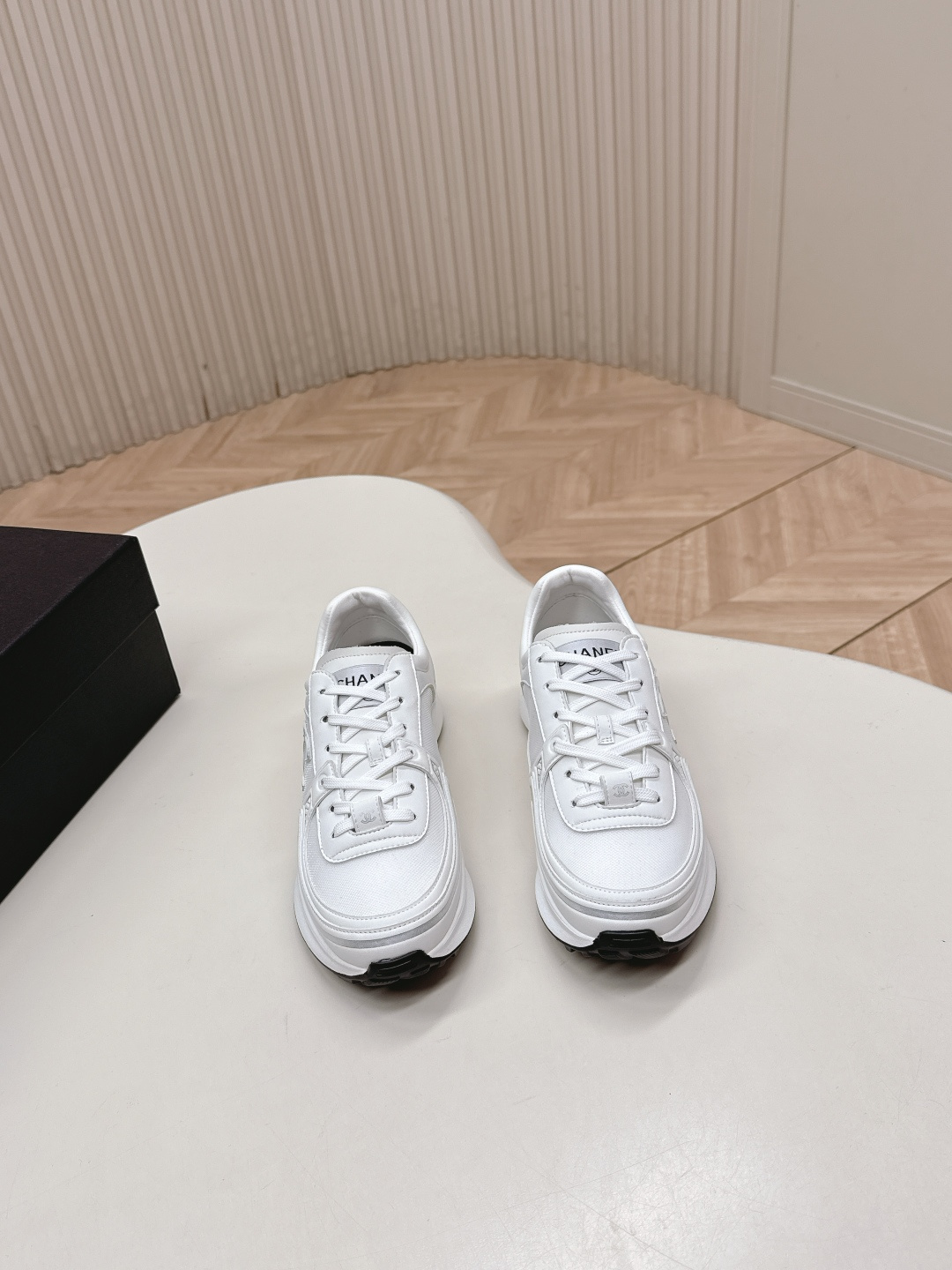 NO:652602,From Chanel 26C second generation silver horn series casual sports shoes, incomparably beautiful and easy to wear, absolute fairy style, very light, super soft inside, super comfortable, breathable upper design, high-end color matching, versatile, must-have model of the year, upper cowhide and mesh fabric stitching, original craftsmanship, lining breathable mesh, original foam combination outsole, size 35-40, casual shoes/sports shoes, chanel, chanel, alexander  wang,sneakers,cowhide19860909出 Chanel 香奈儿26C 第二代银角大王系列 休闲运动鞋 无敌漂亮又好穿 绝对仙女款 非常轻便,内里也是超级软,超级舒服,鞋面透气设计,配色高级耐看 百搭 年度必备款 鞋面牛皮加网布面拼接,原版工艺 内里透气网布 原版发泡组合大底 码数35-40,休闲鞋/运动鞋,chanel,chanel,alexander wang,sneakers,cowhide,Women's Shoes