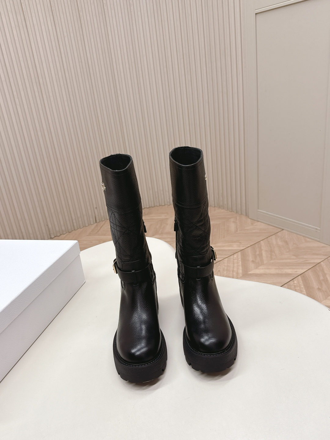 NO:646658,The all-leather model comes from DIOR Dior 25 new combat boots, one-leg high-top Martin boots, work boots, winter fashion, all-cow leather, and the boot shape shows long legs. Whether it is worn with floor-length jeans for a casual and relaxed look, or with a mini skirt for a hot girl style, it can be perfectly adapted. It is the 'master key' to autumn and winter wear. Sisters who are entangled in autumn and winter boots, close your eyes!  Upper cowhide, lining cowhide, non-slip rubber backing!  size35-40 (40.41. Customized!), boots, dior, dior, boots, skirts, jeans, cowhide19860909全皮面款 出 DIOR 迪奥 25新款战靴 一脚蹬高筒马丁靴 工装靴 冬季时尚 全牛皮面 靴型超显腿长,不管是配拖地牛仔裤走随性松弛感,还是搭迷你裙玩辣妹风,都能完美适配,秋冬穿搭“万能钥匙”就是它  纠结秋冬靴子的姐妹,闭眼冲！ 鞋面牛皮 内里 牛皮 防滑橡胶底片！ size35-40（40.41.订做！）,靴子,dior,dior,boots,skirts,jeans,cowhide,Women's Shoes