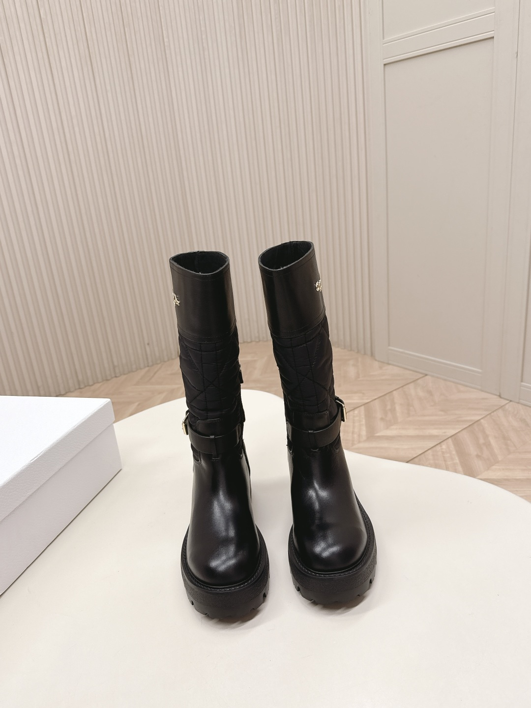 NO:646662,Cowhide and rainproof cloth model comes out of DIOR Dior 25 new combat boots, one-legged Martin boots, work boots, winter fashion, all cow leather, the boot shape is super long, whether it is worn with floor-length jeans for a casual and relaxed look, or with a mini skirt for a hot girl style, it can be perfectly adapted. It is the 'master key' to autumn and winter wear. Sisters who are entangled in autumn and winter boots, close your eyes!  Upper cowhide, lining cowhide, non-slip rubber backing!  size35-40 (40.41. Customized!), boots, dior, dior, boots, skirts, jeans, cowhide19860909牛皮拼防雨布款 出 DIOR 迪奥 25新款战靴 一脚蹬高筒马丁靴 工装靴 冬季时尚 全牛皮面 靴型超显腿长,不管是配拖地牛仔裤走随性松弛感,还是搭迷你裙玩辣妹风,都能完美适配,秋冬穿搭“万能钥匙”就是它  纠结秋冬靴子的姐妹,闭眼冲！ 鞋面牛皮 内里 牛皮 防滑橡胶底片！ size35-40（40.41.订做！）,靴子,dior,dior,boots,skirts,jeans,cowhide,Women's Shoes