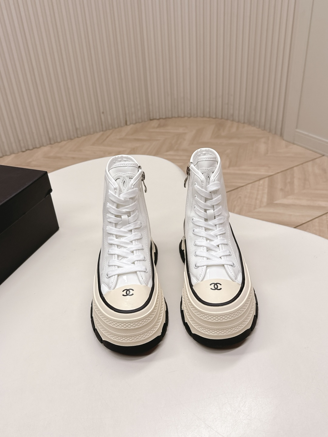 NO:652585,Out of Chanel Chanel's new fall and winter style platform thick soles, high-top casual shoes full of vintage feel, mid-century retro models, get it ~ white shoes with black and white splicing look very Chanel, paired with socks, they have a retro college feel. The upper is made of cowhide, the lining is sheepskin, the heel height is 6cm, and the original TPU combination outsole  Size 35-40 (40 customized), boots, chanel, chanel, boots, cowhide, sheepskin, socks19860909出 Chanel 香奈儿 秋冬新款 松糕厚底 高帮休闲鞋 Vintage感满满 中古复刻款get啦～小白鞋适配黑白拼接就很Chanel 配合袜子就很复古学院的感觉. 鞋面采用牛皮 内里羊皮 跟高6cm 原版TPU组合大底 码数35-40（40定做）,靴子,chanel,chanel,boots,cowhide,sheepskin,socks,Women's Shoes