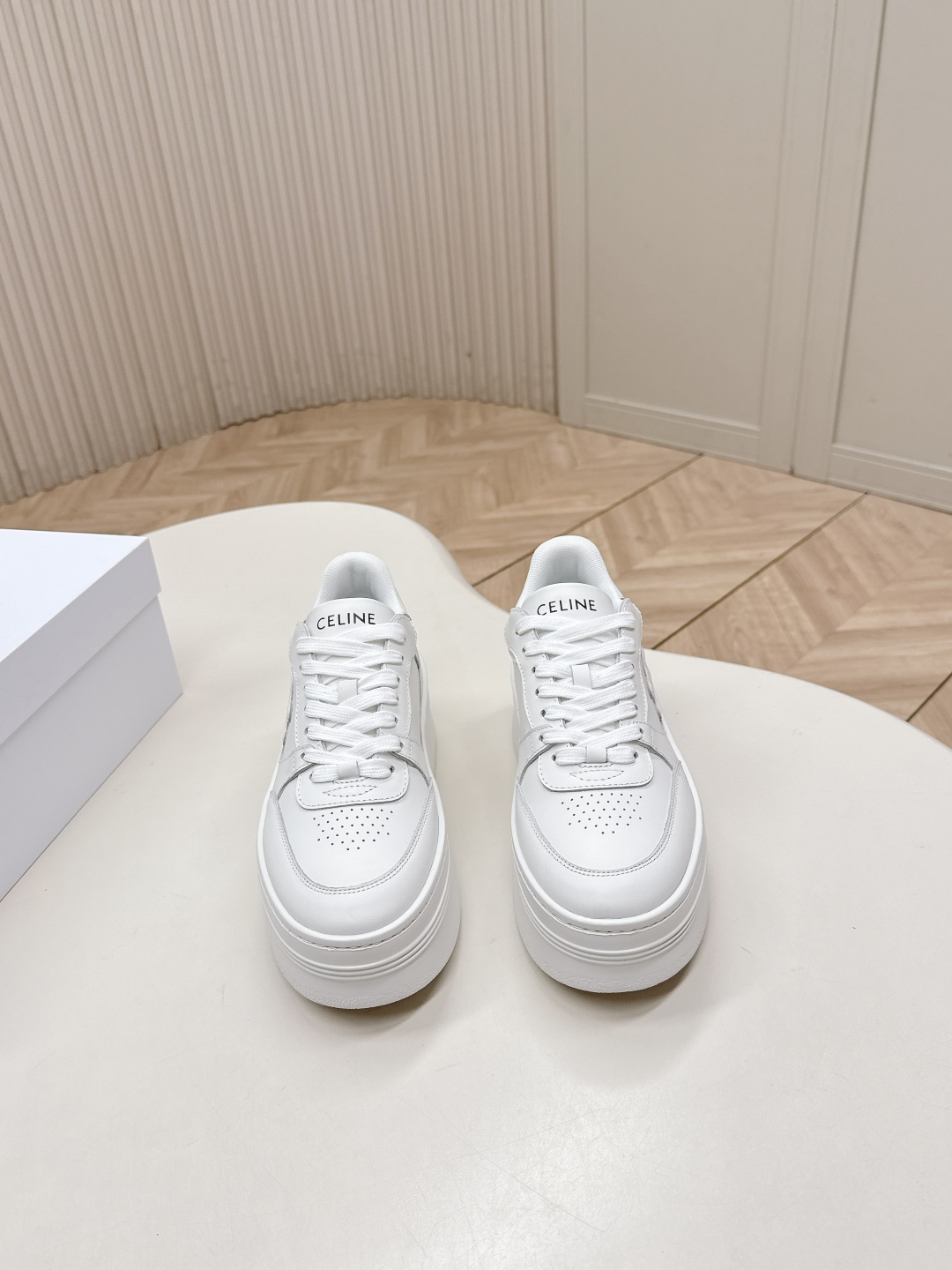 NO:679435,Upgraded EVA thick-soled model Celine casual shoes and sneakers, sneakers, white shoes, a pair of shoes full of street feeling, continuing the classic design is very good. This shoe has its own unique design, the leather upper is very easy to take care of, the pine thick sole is taller and slimmer, unique and unique, the LOGO on the side and heel makes it simple and not out of tune, a perfect pair of white shoes~~ Fabric upper cowhide, lining breathable mesh, outsole original TPU outsole  size35-40,casual shoes/sports shoes,celine,sneakers,cowhide19860909升级EVA厚底款 Celine思琳休闲鞋运动鞋 板鞋,小白鞋,充满街头感的一双鞋子,延续经典设计非常赞 这款鞋有它自己独特的设计,皮革鞋面非常好打理,松榚厚底增高显瘦独出心裁,别具一格,侧面与后跟的LOGO让他简单又不失调性,完美的一双小白鞋~~ 面料鞋面牛皮 内里内里透气网纱 大底原版TPU大底 size35-40,休闲鞋/运动鞋,celine,sneakers,cowhide,Women's Shoes