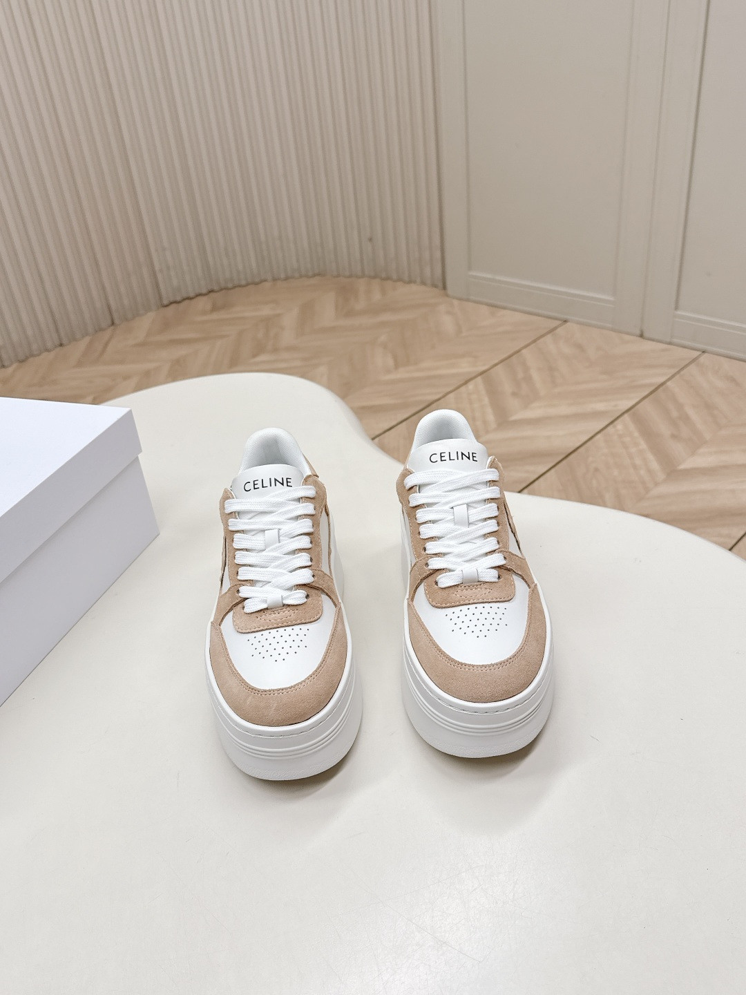 NO:652571,Upgraded EVA thick-soled model Celine casual shoes and sneakers, sneakers, white shoes, a pair of shoes full of street feel, continuing the classic design is very good. This shoe has its own unique design, the leather upper is very easy to take care of, the pine thick sole is taller and slimmer, unique and unique, the LOGO on the side and heel makes it simple and not out of tune, a perfect pair of white shoes~~ Cowhide upper, breathable mesh lining, original TPU outsole  size35-40,casual shoes/sports shoes,celine,sneakers,cowhide19860909升级EVA厚底款 Celine思琳休闲鞋运动鞋 板鞋,小白鞋,充满街头感的一双鞋子,延续经典设计非常赞 这款鞋有它自己独特的设计,皮革鞋面非常好打理,松榚厚底增高显瘦独出心裁,别具一格,侧面与后跟的LOGO让他简单又不失调性,完美的一双小白鞋~~ 鞋面牛皮 内里透气网纱内里 原版TPU大底 size35-40,休闲鞋/运动鞋,celine,sneakers,cowhide,Women's Shoes