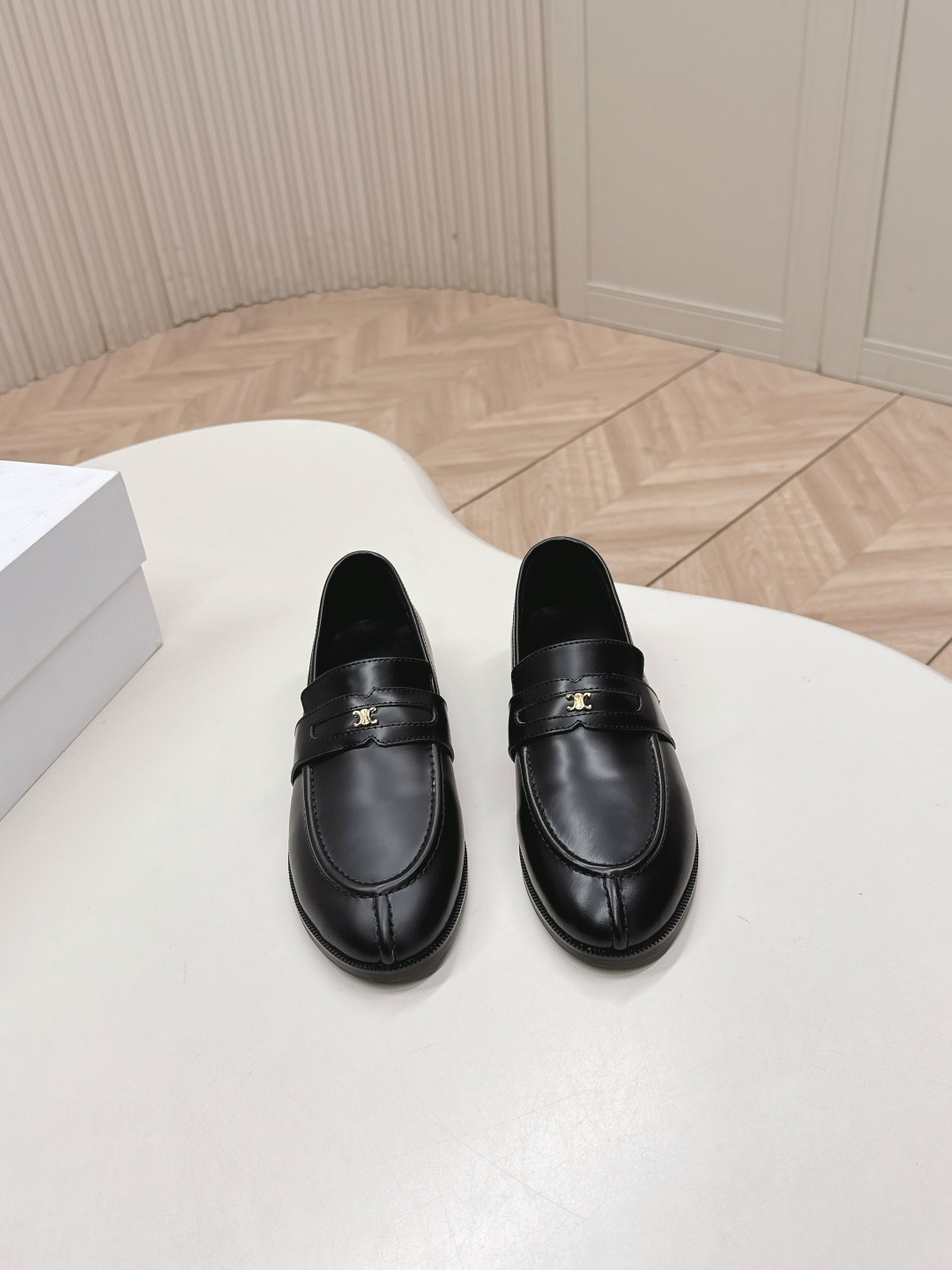 NO:652557,High version Celine CELINE 26 spring model Arc de Triomphe loafers small leather shoes versatile series ins grass planting artifact super good quality inspection, perfect lens feel and very comfortable, easy to handle college style material cowhide, original rubber thick sole 35-40 size, leather shoes, celine, loafers, cowhide19860909出 高版本 塞琳 CELINE 26春款 凯旋门乐福鞋 小皮鞋 百搭系列 ins种草神器 质检超好 、镜头感满分而且非常舒适,学院风轻松拿捏 材料牛皮,原版橡胶厚底 35-40码,皮鞋,celine,loafers,cowhide,Women's Shoes